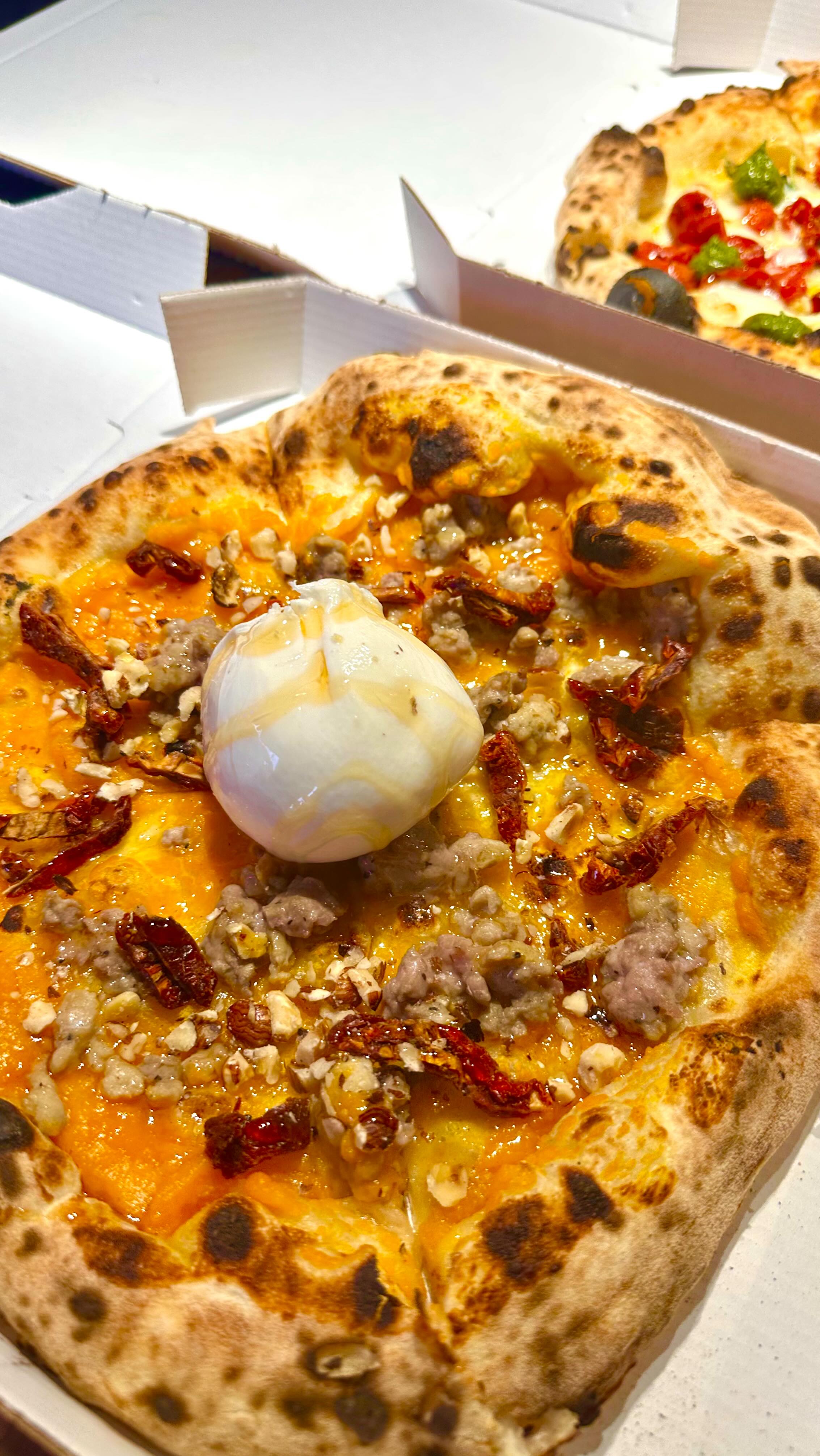 🧡A U T U N N O🍁
Pumpkin cream, Italian sausage, fresh burrata
cheese, crispy peperone crusco, toasted hazelnuts & spicy honey🍯🔥
#daccapopizzeria #daccapopizzerialondon #pizza