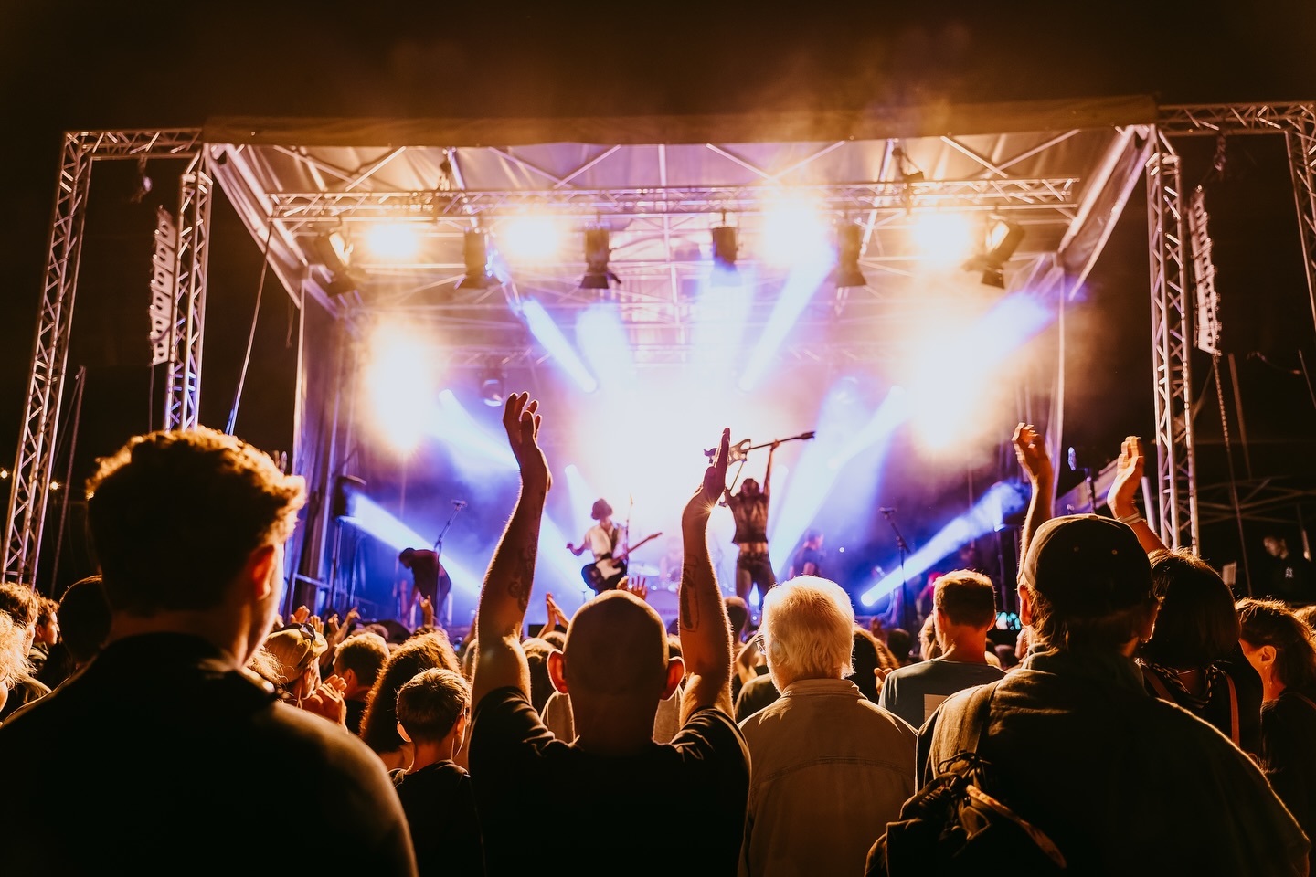 L’équipe Baie Sonore vous souhaite de joyeuses fêtes ✨
Merci aux personnes qui ont répondu présentes suite aux premières annonces. On a hâte de vous révéler la suite début 2026 💥