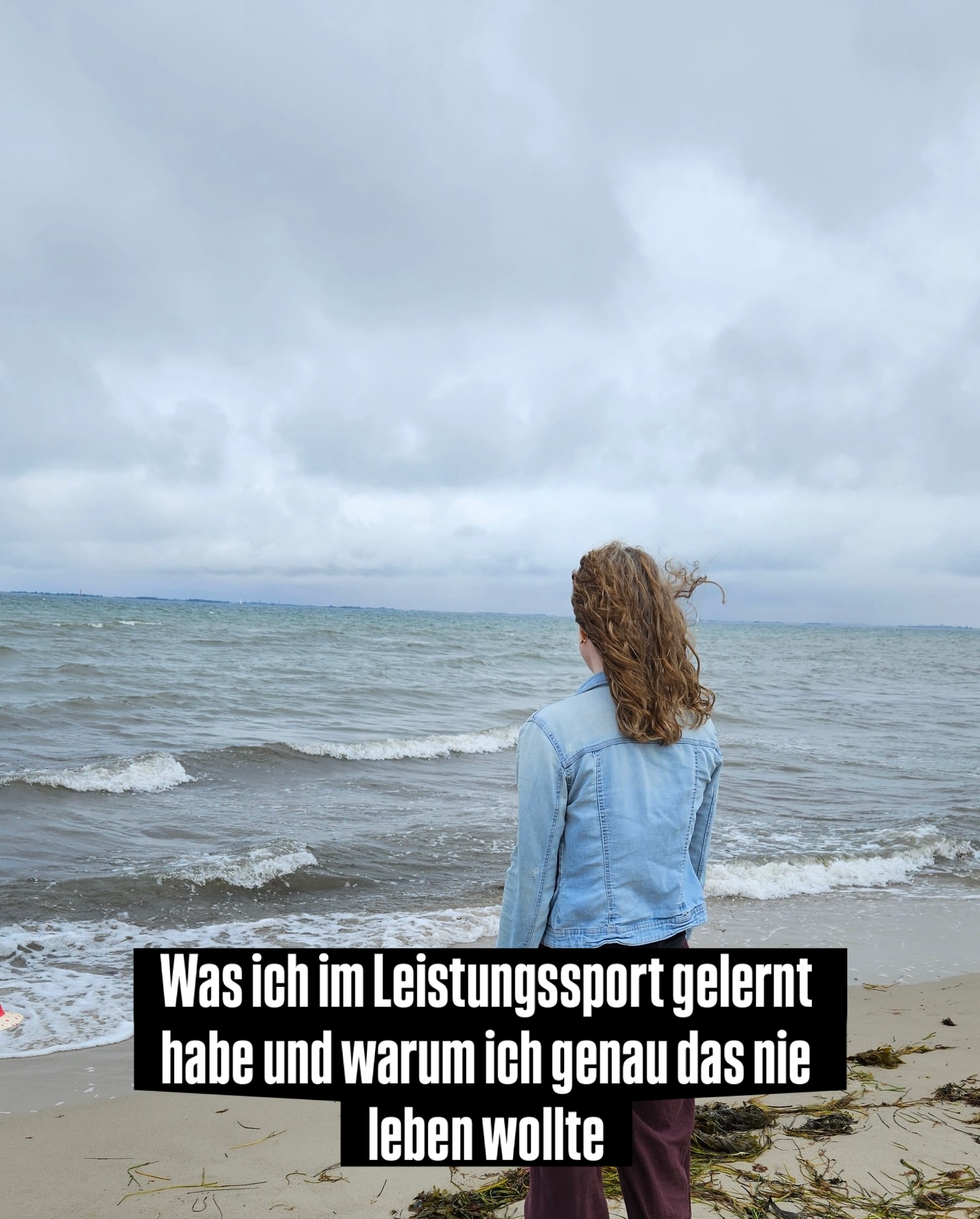 Ich war früher in einer Auswahlmannschaft im Handball.
Einmal im Monat, mehrere Stunden Training.
Leistung. Förderung. Niedersachsen-Ebene.
Aber darum geht es eigentlich gar nicht.
Es gab einen Trainer, der uns immer wieder eingeschärft hat:
Wenn der Schiedsrichter nicht guckt,
kneif die Gegnerin.
Hau ihr in die Brust.
Box ihr in die Rippen.
Spiel unfair, dann gewinnst du.
Diese vier Stunden fühlten sich an wie eine Gehirnwäsche.
Nicht: Wie werde ich besser?
Sondern: Wie schade ich anderen, ohne erwischt zu werden?
Für mich war das unerträglich.
Ich habe einen starken Gerechtigkeitssinn.
Ich spiele fair.
Ich will gewinnen, ja, aber nicht auf Kosten anderer.
Und schon gar nicht, indem ich bewusst verletze.
Ich habe das nie gemacht.
Und ich habe mich damals gefragt:
Warum soll ich jemandem weh tun,
um mich selbst größer zu fühlen?
Heute, viele Jahre später, weiß ich:
Das war eine Lektion fürs Leben.
Psychologisch ist das gut erforscht:
Menschen, die über Abwertung, Manipulation oder verdeckte Aggression „gewinnen“,
bauen keinen echten Selbstwert auf.
Sie stabilisieren sich kurzfristig,
aber langfristig entsteht Misstrauen, innere Leere und Beziehungsschäden.
Fairness, Integrität und innere Werte
sind nicht die weichere Option.
Sie sind die stabilere.
Ich habe früh gelernt:
Ich will nicht auf eine miese Art erfolgreich sein.
Ich will integer sein.
Und mir selbst in die Augen schauen können.
Vielleicht kennst du solche Situationen auch.
Im Job.
In Beziehungen.
Im Alltag.
Die Frage ist nicht:
Wie gewinne ich um jeden Preis?
Sondern:
Wer will ich dabei sein?
Alles Liebe
Steffi 💛
#resilienz #mentalestärke #fairplay #persönlichkeitsentwicklung #selbstwert