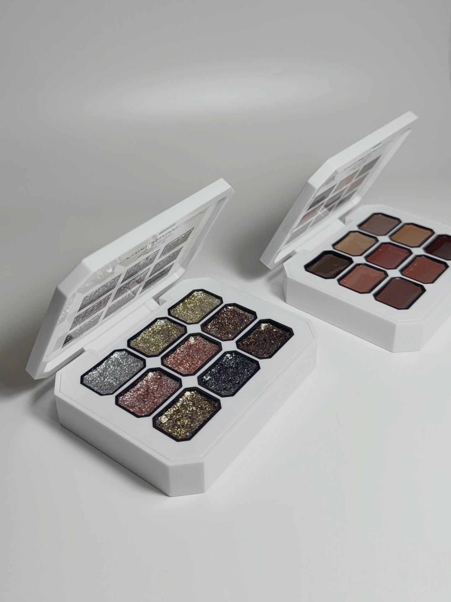 🚨 SPOILER CALENDRIER ⚠️
Lumière sur ... nos 2 palettes incontournables de notre Calendrier de l'avent 25' Edition 🌹✨
▪️ 𝘿𝙄𝙑𝙄𝙉𝙀 𝙋𝙖𝙞𝙣𝙩 𝙋𝙖𝙡𝙚𝙩𝙩𝙚 est composée de 9 gels polyvalents à la texture crémeuse idéale, pour vous permettre une infinité de possibilités, Nail art, dégradés de couleur, ou juste posées sur un ongle, c'est à vous de choisir la façon dont vous souhaitez les utiliser 🤩
▪️ 𝘾𝙖𝙧𝙖𝙩 𝙂𝙤𝙡𝙙 𝙋𝙖𝙡𝙚𝙩𝙩𝙚 est composée de 9 gels crémeux aux fines paillettes flakes dans des teintes chaudes, qui s'accorderont parfaitement avec n'importe quelle couleur pour créer des looks sublimes !
Que ce soit du nail art, de l'incrustation ou encore en dégradé, ces palettes sauront prouver leur utilité auprès de vous !
Alors, plutôt Team paillettes ou team dégradé de couleurs ? 😍