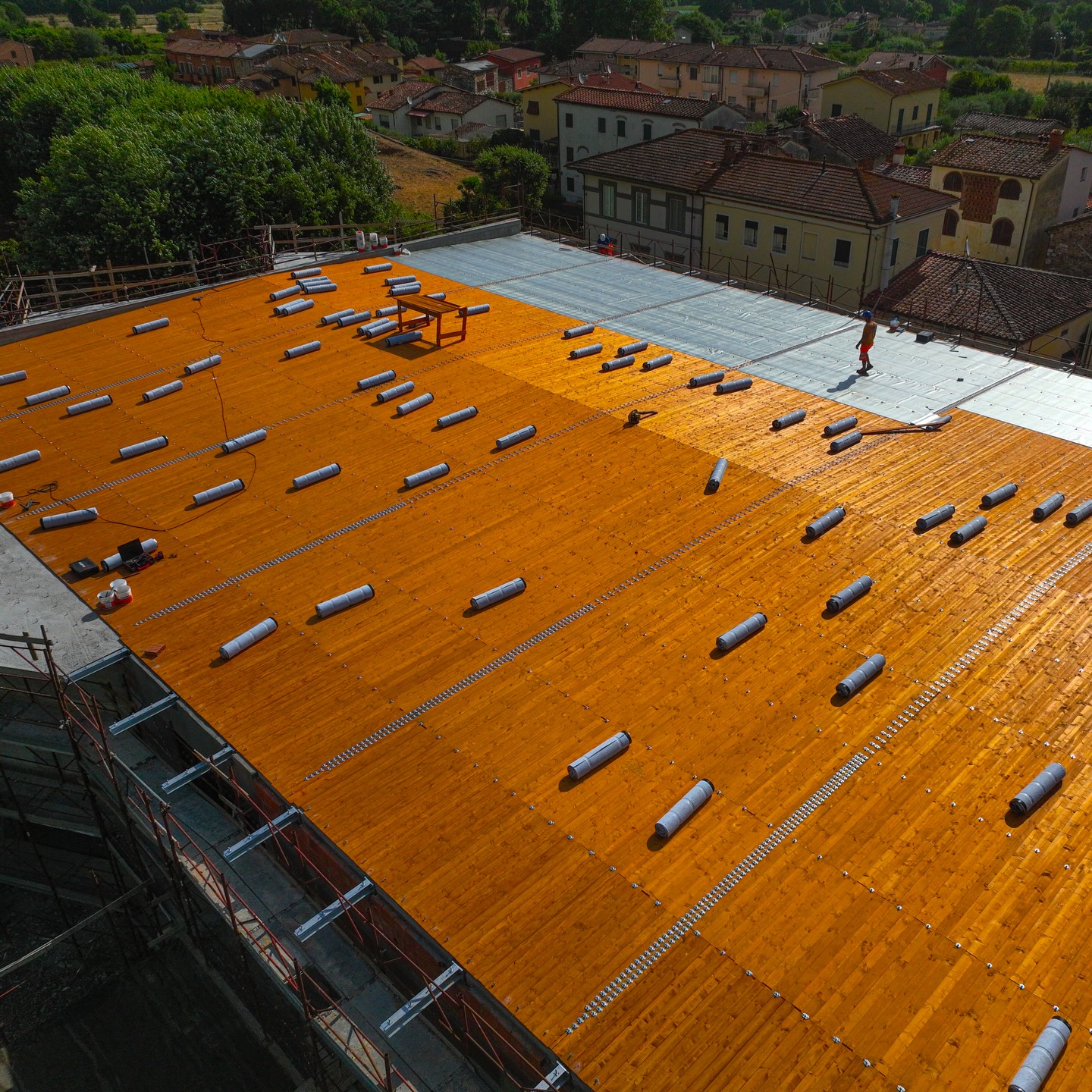 Palestra di San Lorenzo a Vaccoli (Lucca) | avanzamento lavori 🚧
Sono in corso i lavori di risanamento conservativo e adeguamento sismico della palestra comunale di San Lorenzo a Vaccoli, intervento promosso dal Comune di Lucca nell’ambito della riqualificazione delle infrastrutture sportive pubbliche.
Il progetto prevede un insieme coordinato di opere strutturali e impiantistiche finalizzate all’adeguamento dell’edificio alle normative vigenti, con particolare attenzione agli aspetti di sicurezza sismica, efficientamento energetico e durabilità delle strutture.
Nel dettaglio, l’intervento comprende:
- opere di consolidamento strutturale e adeguamento sismico dell’edificio esistente;
- rinnovamento degli impianti tecnologici (elettrici e termici);
- miglioramento delle prestazioni energetiche mediante interventi sull’involucro;
- mantenimento delle caratteristiche architettoniche e funzionali dell’impianto sportivo.
L’opera, del valore complessivo di circa 4 milioni di euro, è finanziata tramite fondi PNRR e cofinanziamento comunale e rientra nei programmi di rigenerazione del patrimonio pubblico destinato allo sport e alle attività scolastiche.
Costruire Srl è impegnata nell’esecuzione dei lavori, operando nel rispetto del progetto, del cronoprogramma e delle prescrizioni tecniche previste.
#CostruireSrl #EdiliziaPubblica #PNRR #AdeguamentoSismico #ComunediLucca