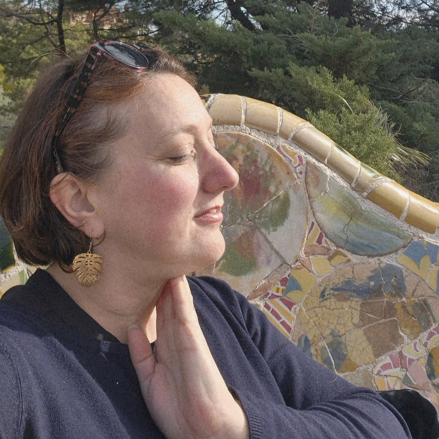 Le rythme incessant de nos quotidiens épuise.
🚨 Prendre son temps devient une ressource rare. 🚨
Je suis coach et formatrice. Je sais ce que cela coûte d'accompagner des femmes et des hommes à grandir.
Je leur donne mon énergie.
Je leur offre ma qualité de présence
Je leur permet plus de clarté.
Et ça me nourrit de dingue aussi en retour. 🙏 Gratitude immense. 🙏
Mais la réalité c'est aussi que cela demande beaucoup d'énergie intérieure.
C'est pourquoi, j'ai créé un nouveau concept : le "slow-time" pour permettre aux professionnels de l'accompagnement de se déposer entre eux.
Un temps où vous vous laissez guider et porter.
Qu’est-ce que c’est ? 🤔
Ce n'est pas une formation de plus.
Ce n'est pas un réseau de plus non plus.
C'est un espace suspendu, une respiration.
C'est un groupe de 6 à 8 personnes maximum qui se rencontre 6 fois par an.
Nous commençons par un déjeuner convivial.
Puis, l'après-midi, nous échangeons. Chacun de nous se met, à tour de rôle, au service d'une personne du collectif.
Un temps pour :
✅ Ralentir. Se couper de l'urgence. Recharger l’énergie que nous donnons aux autres.
✅ Prendre de la hauteur. S'extraire du quotidien pour regarder ce qui compte.
✅ Échanger entre pairs. S'enrichir des expériences des autres accompagnants dans des domaines différents.
✅ Être soutenu. Bénéficier de l'intelligence collective pour débloquer nos propres défis professionnels.
Prendre son temps est la ressource la plus précieuse que nous possédons. 🎁
Jeudi de 12h30 à 17h de cette semaine le 11, je propose une 1ère expérimentation GRATUITE et il reste des places.
Envoyez-moi un message privé pour réserver votre place au "slow-time".
#SlowTime #Coaching #Entrepreneur #IntelligenceCollective #jefaismonpremierpas #premierpas #barcelone #vignoblenantais #lorouxbottereau #parcguell #tempssuspendu #coach44 #formateur44 #entrepreneur44 #entrepreneuse44
Photo : Parc Güell - Barcelone - Novembre 2025. ❤️ Temps suspendu entre amis ❤️