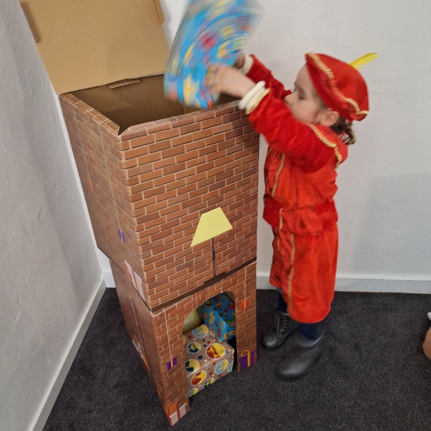 Onze pietjes oefenen vandaag met het gooien van cadeautjes in de schoorsteen 😎 #themasinterklaas❤️ #grovemotoriek