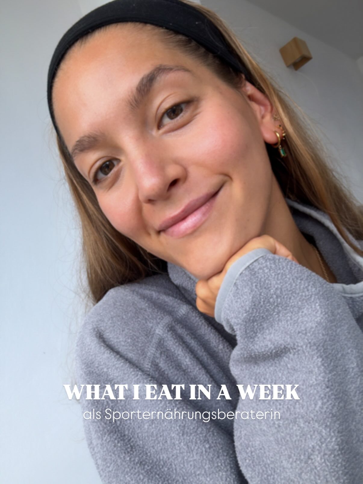 Ein kleines „What I eat in a week“ von der Woche VOR Weihnachten ➡️ ein paar Essensideen für einen entspannten Wiedereinstieg nach Weihnachten.
🏝️ Was man dazu sagen muss: Es ist ganz normal, dass sich der Appetit mit der Jahreszeit und der Temperatur, Helligkeit u.v.m. verändert. Was man auf den Fotos sieht sind Gerichte, die es bei mir gab, als ich noch auf Teneriffa war. Das wird sich jetzt zurück in Deutschland auch wieder etwas anpassen – aber einiges bleibt auch unverändert.😊🍴
Was auf den Bildern fehlt: Snacks unter der Woche & Pizza & Eis am Freitagabend 🍕🍦
🎄 Von den Weihnachtstagen habe ich ehrlich gesagt nur ein einziges Foto vom Raclette. Ansonsten haben wir immer groß gefrühstückt, es gab an einem Tag Rouladen, am anderen Gans, aber jeder konnte das essen, was man wollte. Als Nachtisch gab’s Plätzchen, Schokolade oder Ähnliches. Und nein, keine gesunde Variante, sondern ganz traditionell.🍪🎄
#sporternährung #essensideen #whatieatinaweek #mealprep #schnellerezepte