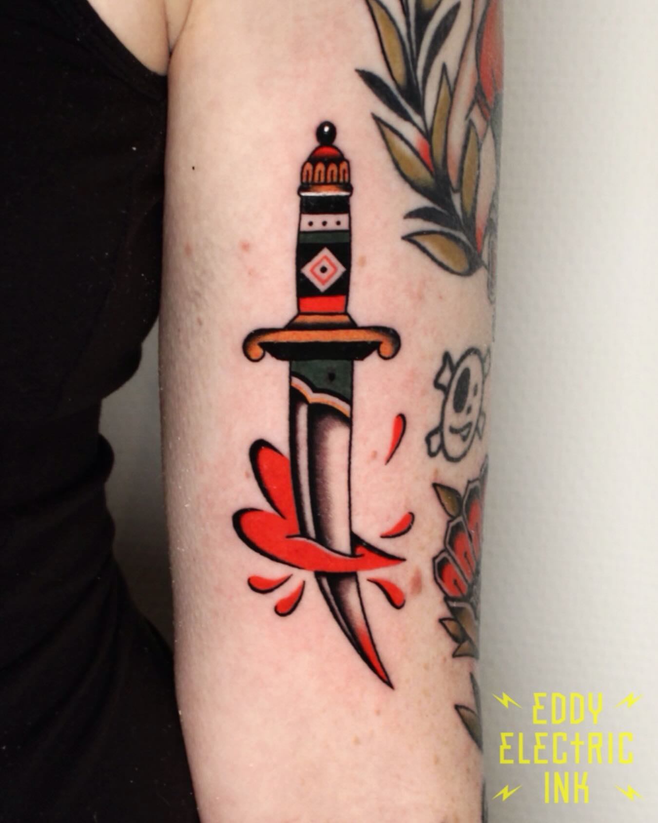 Daggers will always be one of my favorite things to tattoo! 🗡️ Thanks Ellen for picking this from my flash!
🏷️: #traditionaltattoo #traditionalart #traditional #traditionaltattoos #tradworkers #tradwork #tradworkerssubmission #tradtattoos #tradtattoo #oldlines #oldschool #oldschooltattoos #oldschooltattoo #lineworkerssubmission #boldwillhold #oldworker #traditionalflash #oldworkers#oldworkerstattoo #boldwillhold #tattooflash #flashtattoo #flashtattoos