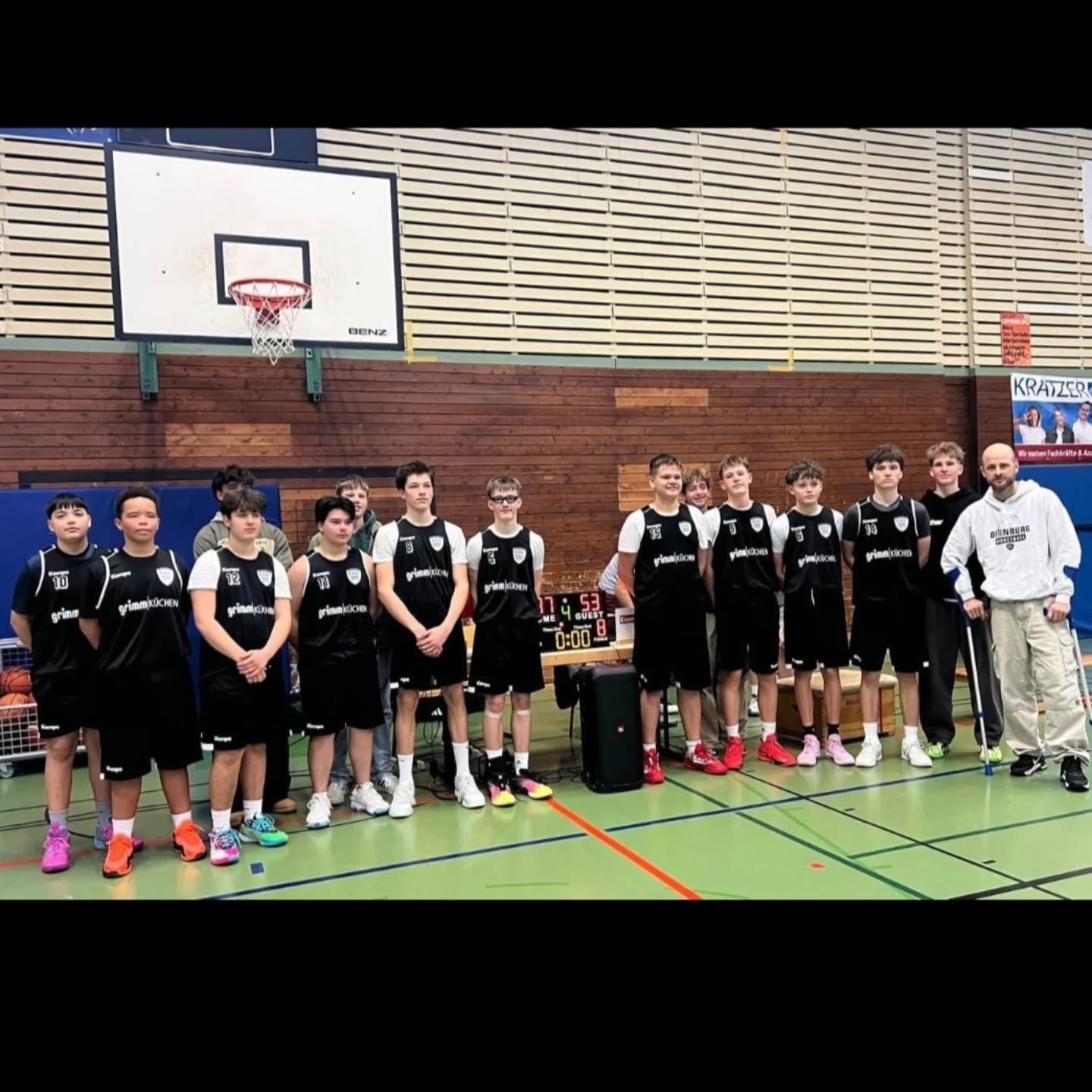 97:53
Das U16 Team der ETSV OFFENBURG STEAMERS fährt einen weiteren Sieg in der Landesliga ein.
Während es im ersten Viertel(17:22) nach schnellem Rückstand gegen die Gäste aus Baden-Baden noch eher weniger nach einem Erfolg für das Offenburger Team aussah und selbst zwei früh genommene Auszeiten des Offenburger Trainers nicht den gewünschten Erfolg brachten, zeigte das Heimteam zu Beginn des zweiten Viertels, was sie in den letzten Spielen schon auf die Siegerstraße brachte.
Die Defense wurde ab da, zur Zufriedenheit ihres Trainers, konsequent und aggressiv gespielt, was es ihnen ermöglichte, das Ergebnis zu drehen und zur Halbzeit bereits eine Führung(54:34) inne zu haben.
Im dritten Viertel ließen dann die Offenburger keinen Zweifel mehr daran aufkommen, wer heute wohl als Gewinner vom Feld gehen wird und entschieden dieses Viertel mit 32:2 mehr als deutlich für sich.
Während ab da auf Offenburger Seite munter durchwechselt wurde, nahm das Ergebnis(97:53) immer mehr Gestalt an.