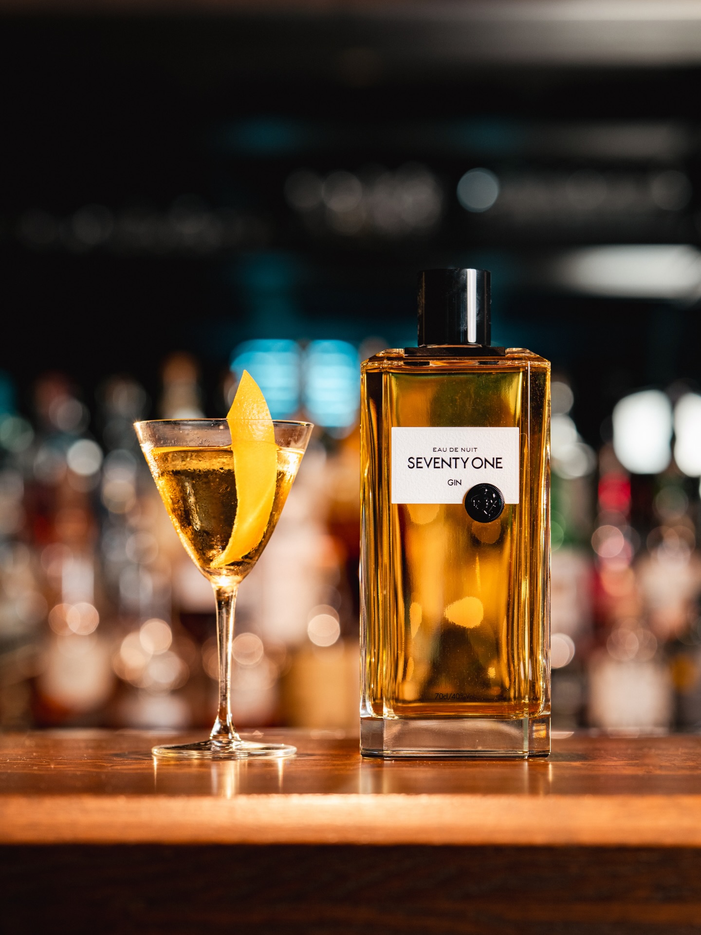Vanaf 1 januari gaan we bij Nora Maria Agency samenwerken met @luxuryselection.nl. Luxury Selection is een Amsterdamse importeur en distributeur van premium en luxury spirits voor de high end horeca en hospitality. Ze werken met een zorgvuldig gecureerd portfolio van sterke merken en focussen niet alleen op het product, maar vooral op presentatie, positionering en merkbeleving. Het gaat bij hen om het totaalplaatje: van fles en verhaal tot hoe een merk wordt ervaren aan tafel of aan de bar.
In december hebben we al een eerste content shoot en activatie gedraaid. Die voelde meteen goed. De reacties waren enthousiast en de klik was er vanaf moment één. Dat geeft vertrouwen. We kijken ernaar uit om vanaf januari structureel content te creëren die hun merken visueel versterkt en het verhaal achter Luxury Selection verder uitbouwt richting 2026. Waar ben jij het meest benieuwd naar om terug te zien in de content: merken, events of behind the scenes?
📸 @hexashots