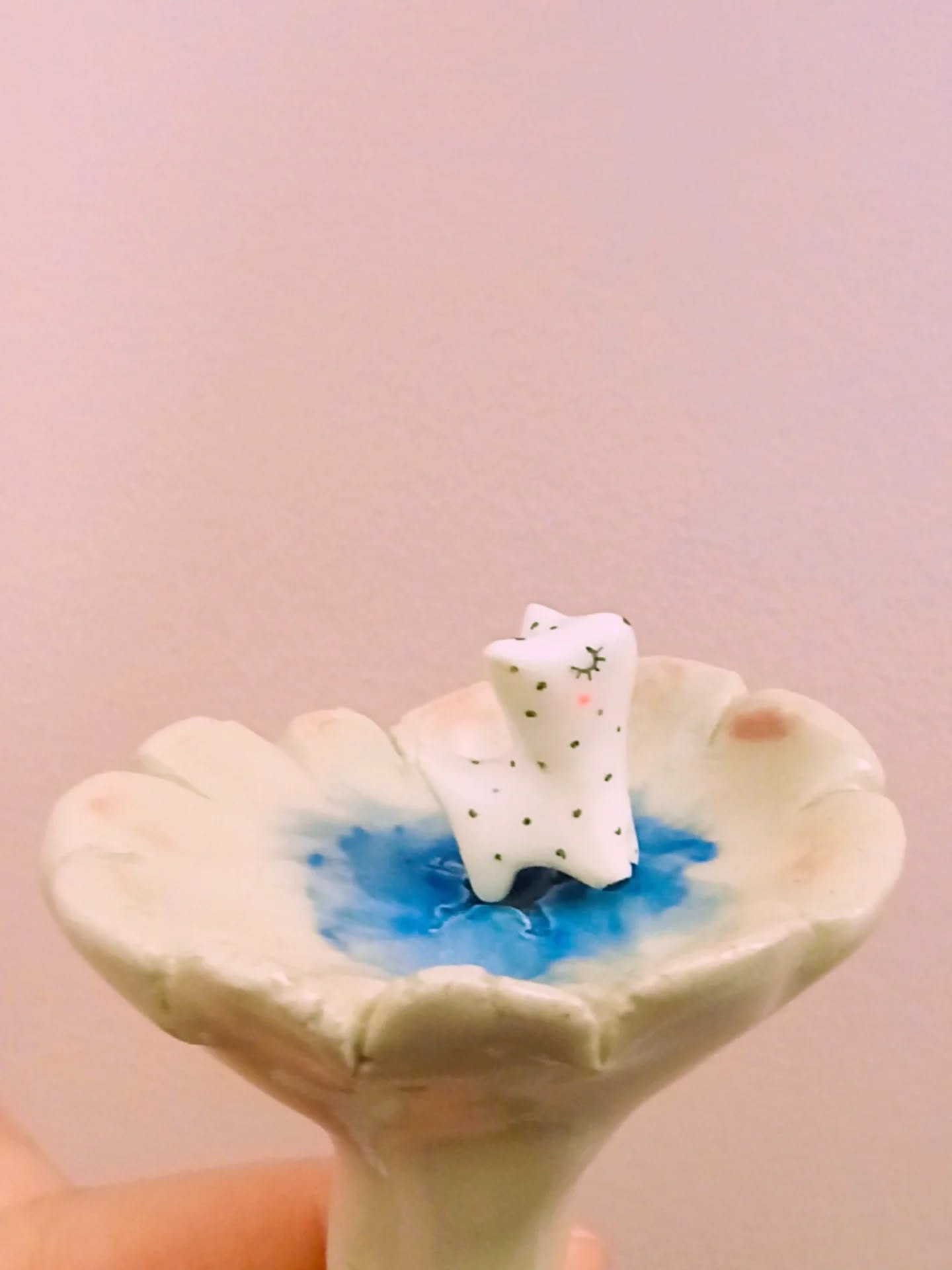 ✨Je me suis fabriqué un gri-gri! ✨
Dans quelques jours nous allons passer à une nouvelle année et j'avais envie de créer un petit porte-bonheur pour l'occasion qui me rappellera que la douceur et la magie sont à portée de main.
Je vais le glisser dans une petite boîte tout près de moi, dans ma poche, dans mon sac, il me permettra de me réaligner à ce qui me porte et donne du sens.
°°°
Et vous? Vous avez un objet gri-gri qui vous accompagne?
J'aimerais vous proposer des petites amulettes, grigris, comme je le faisais il y a quelques années. Ça vous dirait?
°°°
Je l'ai pris en photo posé sur un joli abreuvoir à insecte de @lapincitron . Il s'y est senti bien direct!
°°°
#amulette #portebonheur #grigri #apaisement #clay