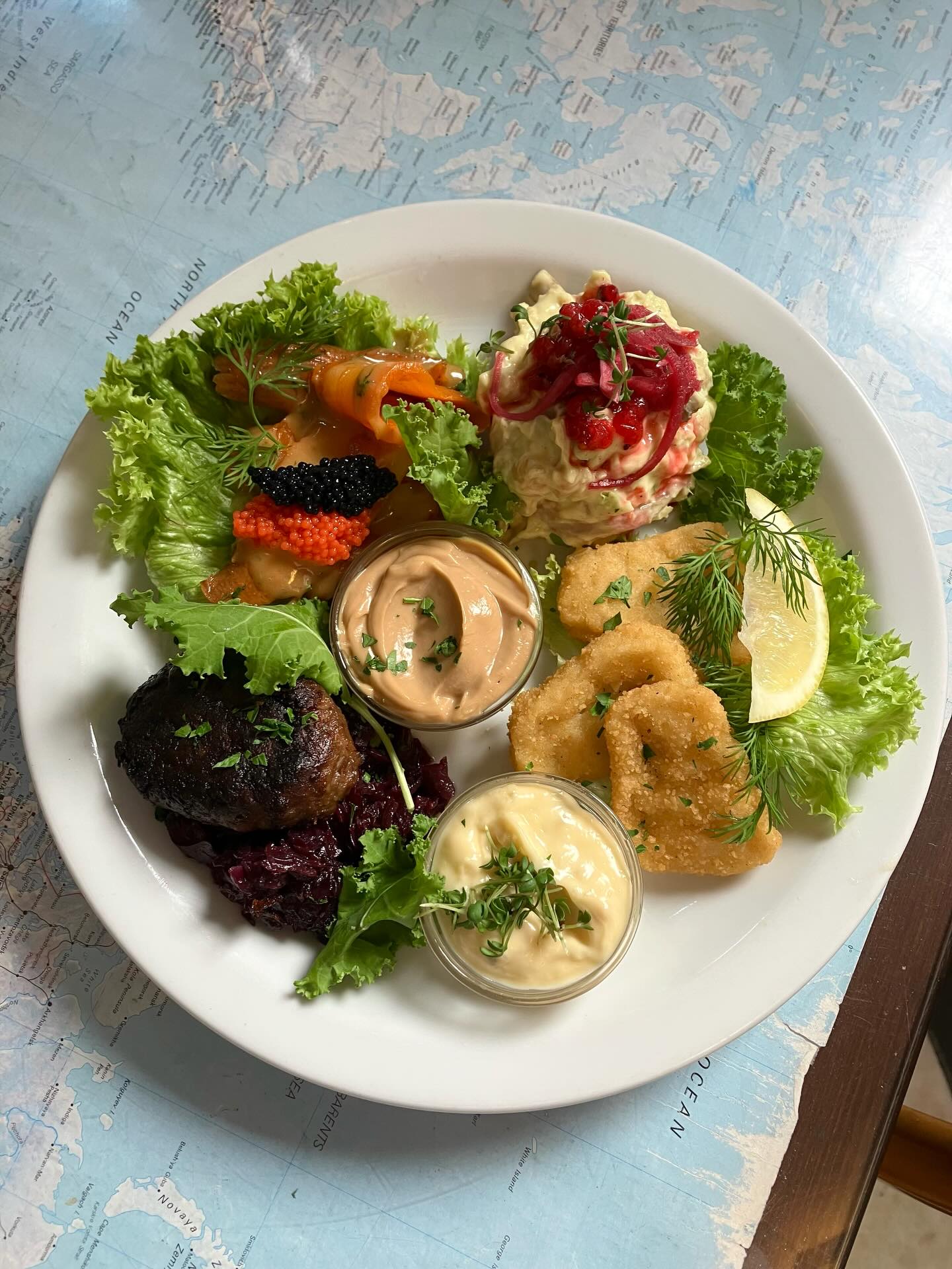 * English below
🙌 Julemenu på Atlas Bar 🧑🎄
Vi har fået mange henvendelser vedrørende vores julemenu. Vi kan nu løfte sløret for, at vi igen i år serverer den velkendte:
🎄 Juleplatte - 245 kr (som vist på billedet)
Vores populære juleplatte består af Fish’ish med remoulade, citron og dild, Lax (seaweed-bagt “laks”) med “fox” dressing, Deller med varm rødkål og brown sauce mayo samt en frisk kikærtesalat med pickles og urter. Serveres med to slags brød og herb butter.
🎉 Mock Duck Burger - 175 kr
En saftig plantebaseret burger med mock duck, varm rødkål, syltet rødløg og brown sauce mayo. Serveres med sprøde ovnbagte kartoffelbåde.
❤️ Julesalat - 55 kr (som vist på billedet)
En frisk og farverig julesalat med rødkål, grønkål, appelsinfileter, karamelliserede nødder, appelsinvinaigrette og ribs.
🍚 Risalamande - 85 kr
En klassisk og cremet risalamande serveret med varm kirsebærsauce.
🌱 Frokost julesmørrebrød - 135 kr
Vælg frit mellem Fish’ish, Lax, Deller eller kikærtesalat - du får to stykker smørrebrød med dine favoritter.
///
🙌 Christmas Menu at Atlas Bar 🧑🎄
We’ve received many inquiries about our Christmas menu. We can now reveal that once again this year we’ll be serving the beloved:
🎄 Christmas Platter - 245 DKK (as shown in the photo)
Our popular Christmas platter includes Fish’ish with remoulade, lemon, and dill; Lax (seaweed-baked “salmon”) with “fox” dressing; Deller with warm red cabbage and brown sauce mayo; plus a fresh chickpea salad with pickles and herbs. Served with two types of bread and herb butter.
🎉 Mock Duck Burger - 175 DKK
A juicy plant-based burger with mock duck, warm red cabbage, pickled red onion, and brown sauce mayo. Served with crispy oven-baked potato wedges.
❤️ Christmas Salad - 55 DKK (as shown in the photo)
A fresh and colorful Christmas salad with red cabbage, kale, orange fillets, caramelized nuts, orange vinaigrette, and red currants.
🍚 Risalamande - 85 DKK
A classic, creamy Danish rice pudding served with warm cherry sauce.
🌱 Lunch Christmas Open-Faced Sandwiches - 135 DKK
Choose freely between Fish’ish, Lax, Deller, or chickpea salad - you get two open-faced sandwiches topped with your favorites.