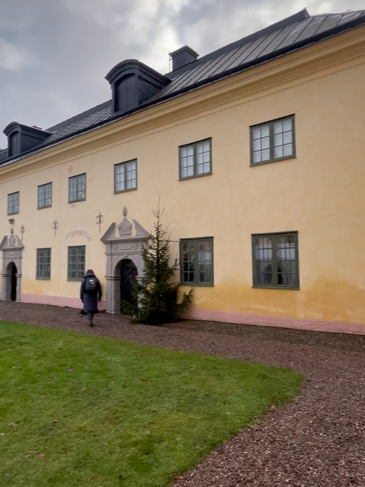 Julmarknad Löfstad slott 6-7/12 och 13-14/12 kl 11-17.
Strax söder om Norrköping hittar ni oss och våra böcker dessa dagar tillsammans med mycket fint hantverk och julmys. Både inne och ute.
Vi delar också upp oss och finns i Strängnäs på Sanda julmarknad söndag 7/12 och Strängnäs julmarknad 13/12.
Missa inte våra fina julerbjudanden på hårda klappar att lägga under granen.
Köp tre romaner av någon av dessa:
📍Borgens barn
📍När drömmarna slår in
📍Gula rosornas stad
Och få dessa på köpet:
🎁Bokbussen kommer vid midnatt
🎁 Bokfestivalen i djupa skogen
Köp tre ex av någon av bilderböckerna om Maja i Biskopsgården:
📍Silvertjuven på Göta kanal
📍Biskopsgårdens hemlighet
📍Gasten på Grassagården
Få denna på köpet:
🎁Majas målarbok
#löfstadslott #julmarknad #julerbjudande #kreativasystrarna #författarepåvift #majaibiskopsgården #hantverk #roman #historiskroman #historiskbarnbok #julstämning #slott #norrköping
