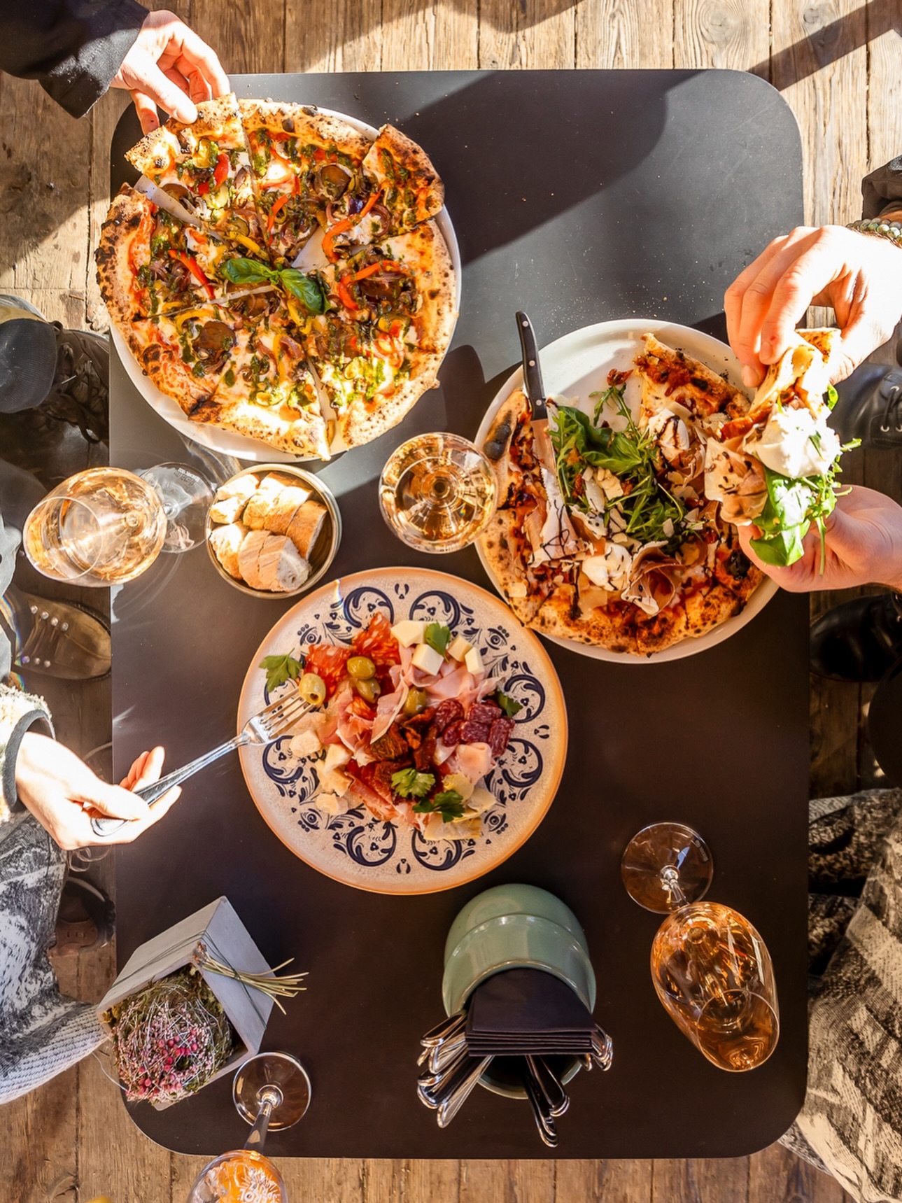 Pizza to Share? Kein Problem!
Reserviere jetzt deinen Tisch für den legendären Pizzamonday! Für nur CHF 29.00 gibt’s nicht nur die beste Pizza, sondern auch ein Glas Wein oder ein Softgetränk dazu.
Wir freuen uns auf deinen Besuch im Stüvalino.
Mach es dir gemütlich und genieße den Abend mit Freunden oder Familie.
#stuevaarosa #stüva #pizzamonday #lenzerheide #arosa