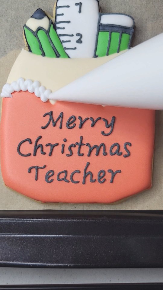 Here’s the making of my most popular Christmas biscuit! From blank to beautifully bagged 🎄✨ Santa-approved!
Proof that Santa definitely has a favourite teacher!
#santaseason
#christmasmagic
#edibleart