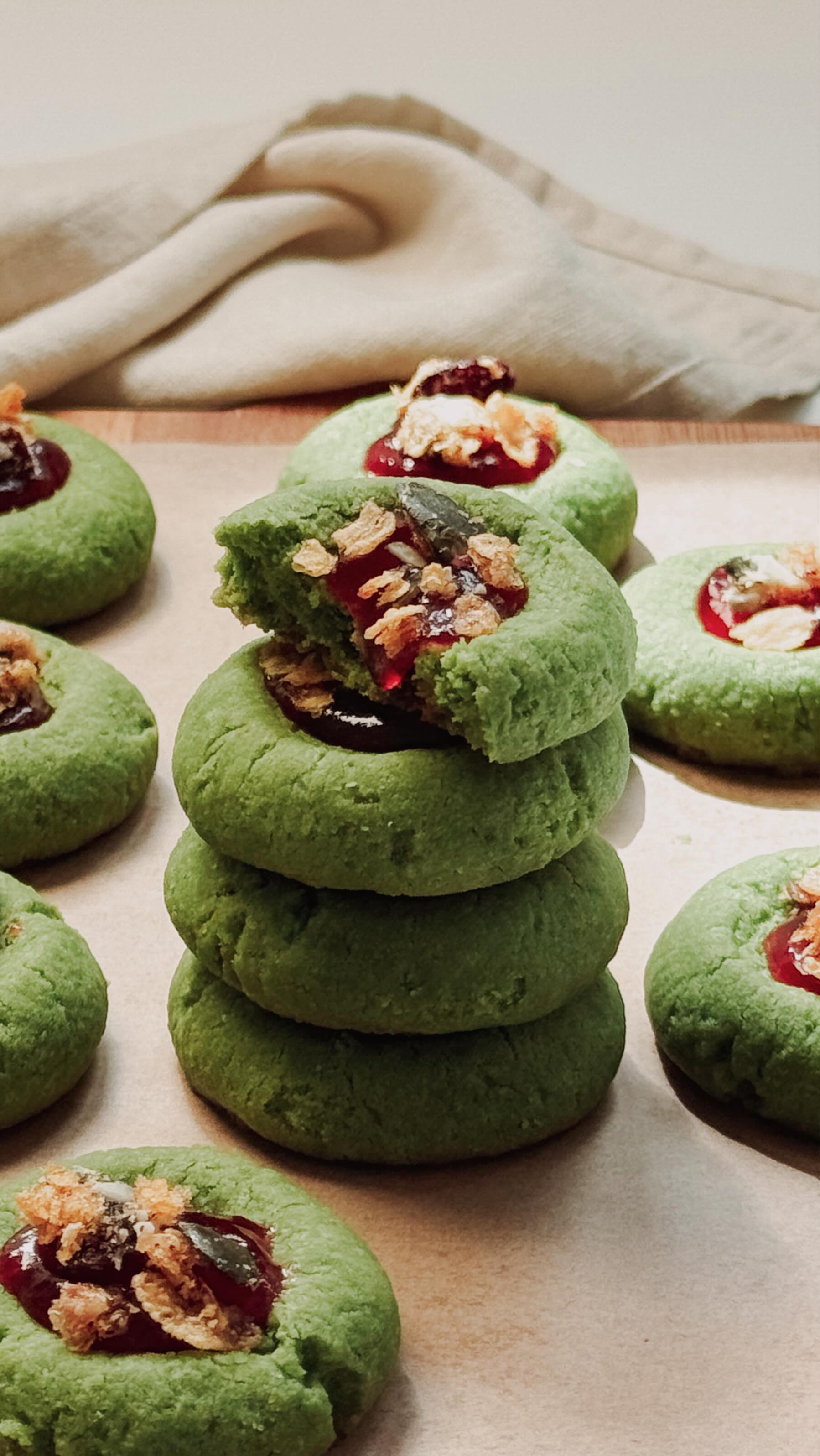 BISCUITS SABLÉS AU MATCHA & CONFITURE DE FRAISES 🍵🍓
Envie d’un dessert original et savoureux aux couleurs de Noël ? On t’a concocté une recette maison de sablés au matcha, délicatement parfumés, garnis de confiture de fraises et de notre granola croustillant sans gluten, de fabrication artisanale suisse.
INGRÉDIENTS:
113 g de beurre doux, à température ambiante
65 g de sucre
1 jaune d’œuf
135 g de farine sans gluten
(riz, sarrasin, millet, avoine SG ou mélange pâtisserie)
1 c. à soupe de matcha de bonne qualité
1 pincée de sel
Confiture de fraises
@lesgranolasdejenny
PRÉPARATION:
▶️ Crémer le beurre et le sucre jusqu’à obtenir une texture lisse et homogène.
▶️ Ajouter le jaune d’œuf, puis incorporer la farine sans gluten choisie, le matcha et le sel. Bien mélanger.
▶️ Prélever 1 cuillère à soupe de pâte, former une boule et la déposer sur une plaque recouverte de papier cuisson.
▶️ À l’aide du pouce ou du dos d’une petite cuillère, creuser légèrement le centre du biscuit.
▶️ Enfourner à 180°C pendant 12 à 13 minutes.
▶️ Laisser refroidir, puis garnir de confiture de fraises et parsemer de granola sans gluten.
#lesgranolasdejenny #noël #recettefacile #glutenfree #switzerland