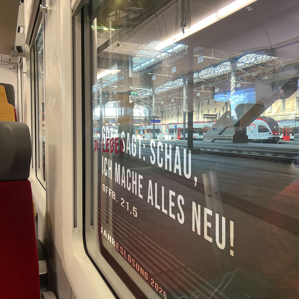 Gerade sind 20 Text-Bilder zur Jahreslosung 2026 fertig geworden und bereit zum Herunterladen. Ihr findet die Bilder in 2 Varianten, also mit und ohne eine Deutung des Ausdrucks "Gott" als "das Leben", in 7 Sprachen (Deutsch und CH-Mundart, English, Español, Français, Italiano und Rumantsch) sowie in 2 Formaten (rechteckig und quadratisch) auf: www.lernendekirche.ch/post/Jahreslosung-2026. Schaut doch einmal vorbei! #fotowerkstatt #jahreslosung2026 #ccadrian #lernendekirche