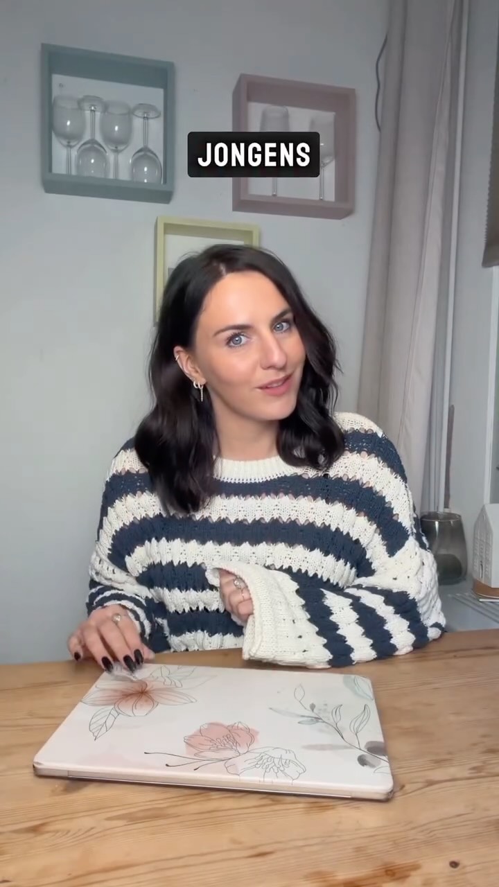 Het is nog steeds het eerste waar veel ondernemers naar vragen. Hoeveel volgers heb ik erbij gekregen deze maand. Hoe snel groeit het account. Maar dat cijfer vertelt je vrijwel niets over of je content daadwerkelijk werkt.
Wat wél iets zegt, is bereik.
Een organisch bereik van bijvoorbeeld 70000 betekent dat zeventigduizend mensen jouw merk hebben gezien. Mensen die je nog niet volgen. Mensen die je leren kennen. Mensen die je herkennen als ze later een restaurant zoeken, een reservering maken of jouw naam ergens terugzien.
Volgers zijn een gevolg. Geen doel op zich. Je kunt honderd nieuwe volgers krijgen die nooit terugkomen, nooit klikken en nooit converteren. Of je kunt tienduizenden mensen bereiken die je merk onthouden en op het juiste moment wél actie ondernemen.
Wil je meer conversie, dan zit de oplossing vaak niet in nog meer content. Dan is het slimmer om je budget anders in te richten. Minder volume, sterkere content en gerichte ads die zorgen dat die content bij precies de juiste mensen terechtkomt. Denk aan reserveringen, websitebezoek of concrete acties.
Dat is ook wat wij altijd adviseren. Eerst zorgen dat je zichtbaar bent. Dan zorgen dat je relevant bent. En pas daarna sturen op conversie.
Dus kijk minder naar het volgernummer. Kijk naar bereik. Kijk naar herkenning. Kijk naar wat het je uiteindelijk oplevert. Dat is waar Instagram vandaag de dag echt om draait.