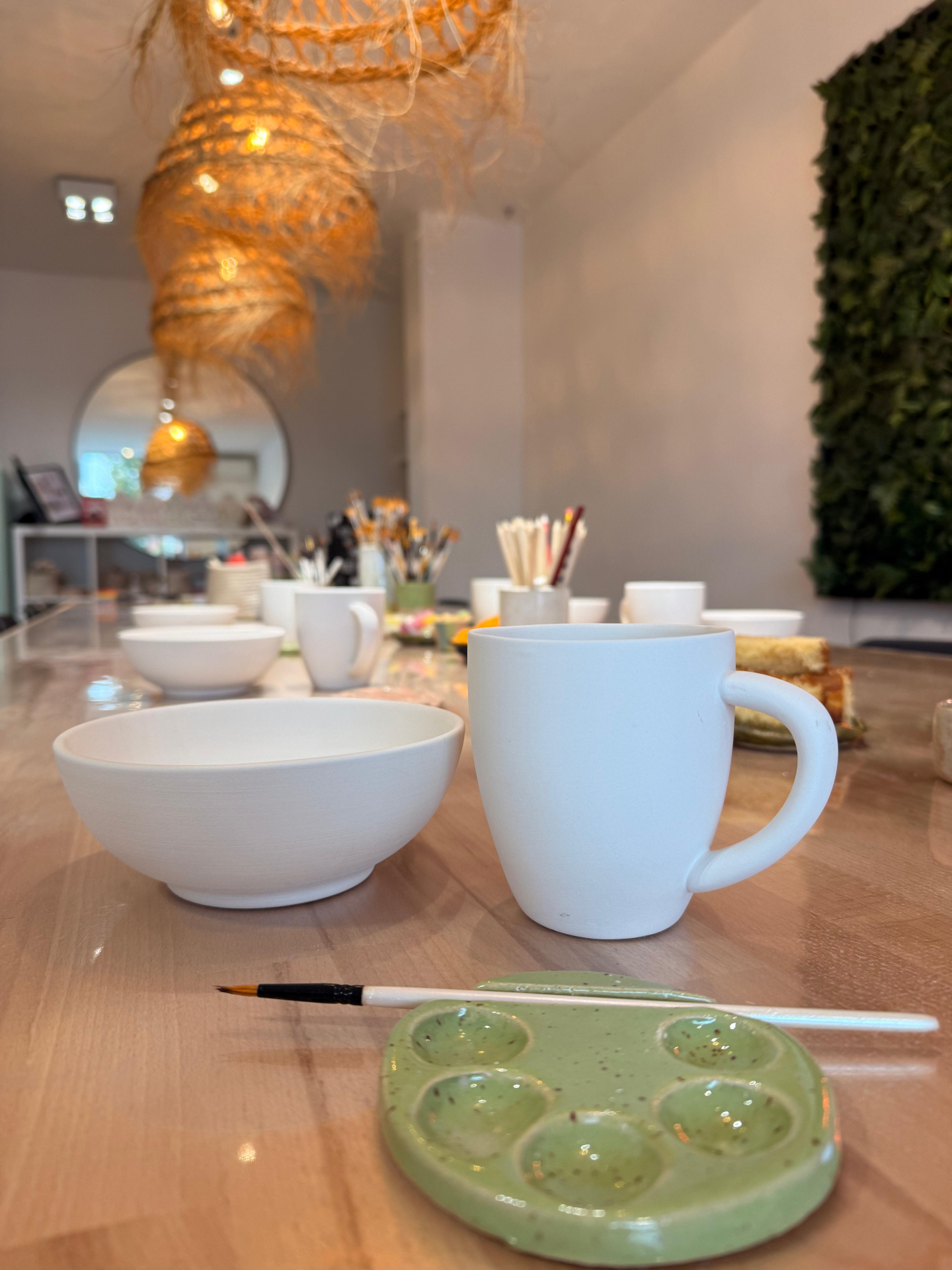 Begin jullie jaar creatief met onze Ontbijtset Pottery Painting: een ontspannen groepsactiviteit waarbij iedereen een stijlvolle kom én een leuke mok beschildert.
Het resultaat? Een persoonlijk ontbijtsetje dat je elke ochtend herinnert aan deze fijne groepsactiviteit.
Ideaal voor kleine feestjes, teambuildings, vrijgezellenfeesten en andere groepen die iets origineels willen doen.
Ook bedrijven kiezen steeds vaker voor dit concept: laagdrempelig, verbindend en een gegarandeerde sfeerzetter.
Wij zorgen voor het materiaal, de begeleiding, een lekker drankje en de creatieve vibe.
Jullie brengen het gezelschap mee – en gaan naar huis met een uniek, handgemaakt duo dat helemaal van jullie is.
Klaar voor een verrassend creatieve start van het nieuwe jaar?
Boek jullie Ontbijtset Pottery Painting en maak samen iets dat blijft.
#teambuilding #vrijgezellenfeest #familytime #wattedoen #bornem #pottenbakken