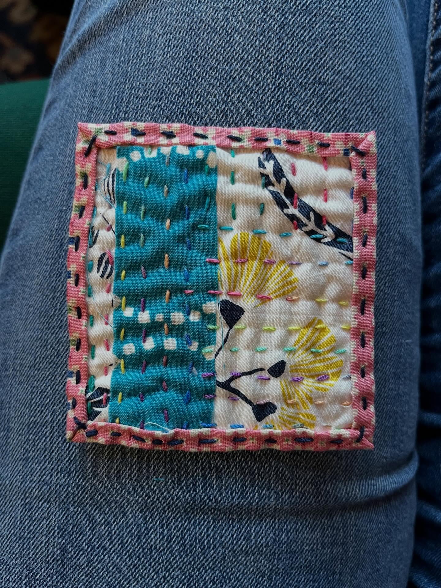 Tiny quilt #1. No idea how many I’ll make this year— maybe three, maybe 457 ;). #tinyquilt
