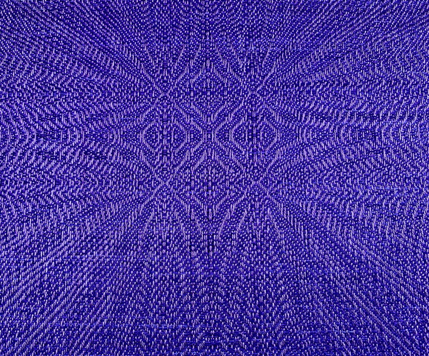 In the Christmas spirit and deep into weaving this “starburst” silk scarf ✨ Hand-dyed by me 2/30 silk in my favorite purples, and I’m completely mesmerized by how the pattern is coming to life. Feeling so grateful for these magical moments at the loom. 💜🎄#silkweaving #handwoven #louetspring @westsurreyspinnersweaversdyers @surreyartistopenstudios @farnhamcrafttown @louet_worldwide #christmasiscoming #luxurygiftideas