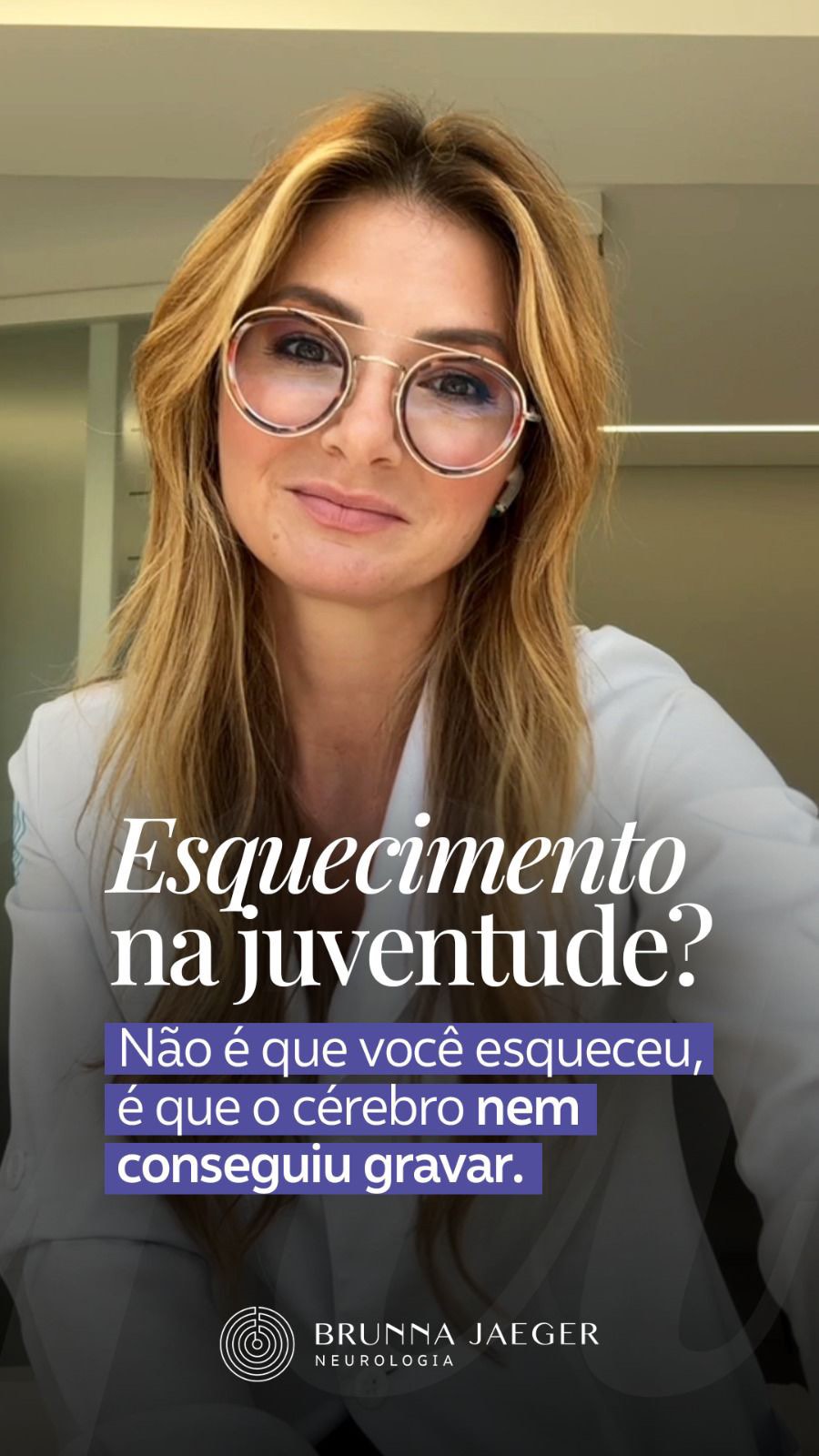 Essa é uma das frases que mais ouço. Mas o que tem me chamado atenção é que o esquecimento está aparecendo cada vez mais cedo.
Pessoas de 20, 30, 40 anos chegando com a mesma preocupação:
“Minha memória piorou. Eu não estou dando conta.”
E não, isso não significa uma doença neurodegenerativa.
Na maioria das vezes, significa um cérebro sobrecarregado, funcionando em modo alerta, sem conseguir registrar o que deveria virar memória.
Privação de sono, estresse crônico, excesso de telas, multitarefa, zero pausas…
Essa combinação está criando uma verdadeira epidemia global de esquecimento.
Quando a atenção falha, a memória não se forma.
Se você está se reconhecendo nisso, respira. Você não está sozinho.
No próximo vídeo, vou explicar o que realmente ajuda a recuperar o foco e proteger o cérebro na era da hiperestimulação.
Se isso faz sentido pra você, comenta aqui. 💜