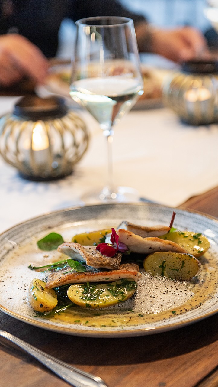 Die Qual der Wahl! Ob herzhaftes Traditionsgericht wie Zwiebelrostbraten, ein feines Fischfilet vom Grill oder klassische Kärntner Kasnudeln – bei uns kannst du alles ganz nach Lust und Laune kombinieren. 🍽✨
#veldenamwörthersee #genuss #wrannissimo