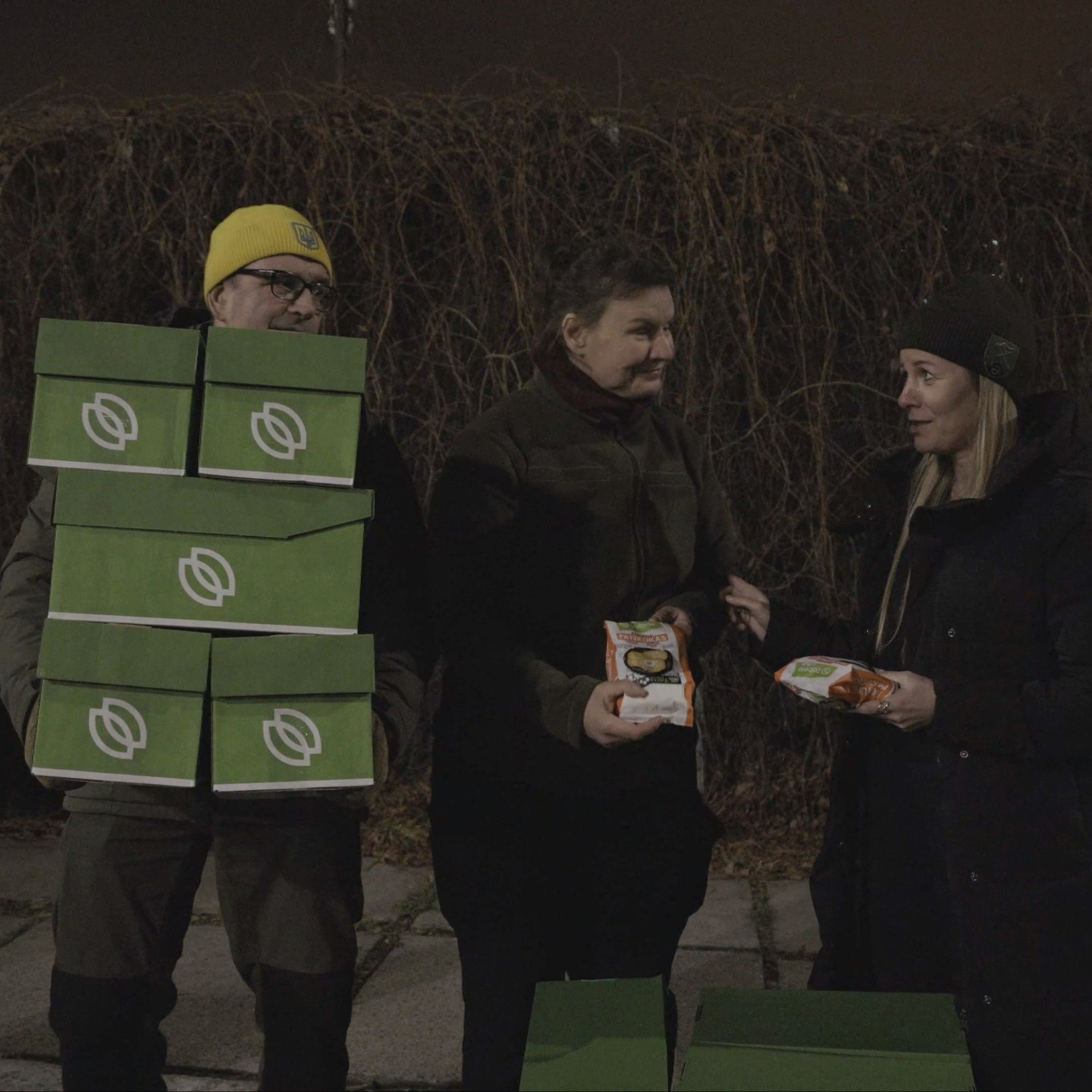 Katra tikšanās Ukrainā ir ārkārtīgi emocionāla, it īpaši, kad satiekam latviešus. Šoreiz ārpus visas praktiskās palīdzības atvedām Sarmītei nedaudz kartupeļu pankūku no Dobeles dzirnavnieka 🇱🇻🇱🇻🇱🇻
Jau pēc divām dienām mēs saņēmām bildi ar kartupeļu pankūkām uz pannas kaut kur frontes tuvumā. Ikvienam karavīram nepieciešams atbalsts un motivācija un reizēm grūti stādīties priekšā, ka tas var būt arī apskāviens vai mīļš vārds 🫶
Turamies visi kopā, mums jābūt stipriem viņu dēļ, jo tieši viņi ar galvu, rokām un sirdi tur Eiropas brīvības līniju tieši pie Dņepras 🇺🇦🇺🇦