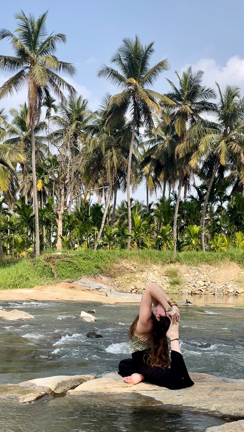 « Après avoir formulé ce vœu, samkalpa,
Il doit adresser ses salutations à Sesa,
Le roi des serpents, afin de traverser
avec succès la pratique des āsanas.
Il doit ensuite pratiquer les āsanas
et lorsqu’il est fatigué, effectuer savāsana. »
Jyotsnā I.48, Brahmānanda
(India 2024 🤎 @samyakyoga)
#yogaphilosophy #yogasana