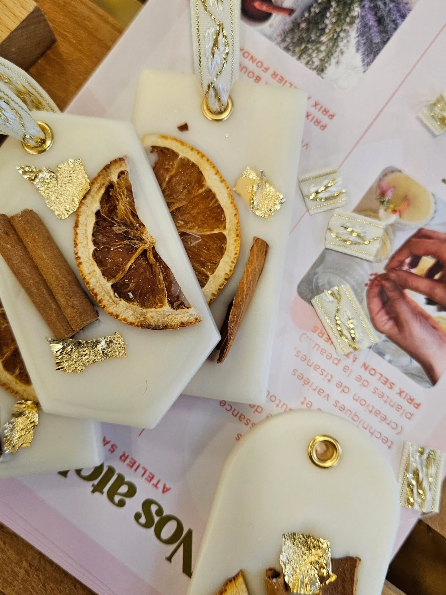 🙏🏻 Vous rencontrer 🙏🏻
📸 Retour en images sur ces deux jours magiques chez @gymligne lors du marché de Noël où vous avez été nombreux et nombreuses à choisir de gâter vos proches et de vous faire plaisir avec nos créations artisanales.
🩷 Ce que j'aime dans mon métier c'est de pouvoir échanger avec vous, vous partager ma passion et vous conseiller au mieux.
🎄 Chaque saison à ses fragrances, ses contenants sélectionnés avec soin et un univers bien ancré et unique.
Merci à vous 🙏🏻
#nantes #ateliersalem ##bougiesartisanales #cirevegetal #fragrancesdegrasse #faitmainenfrance #noël #magic #noelmagic #bougiefleursséchées #bougiedenoël #fondantparfumé #suspensionsparfumées #artisanat #avecamour #passion