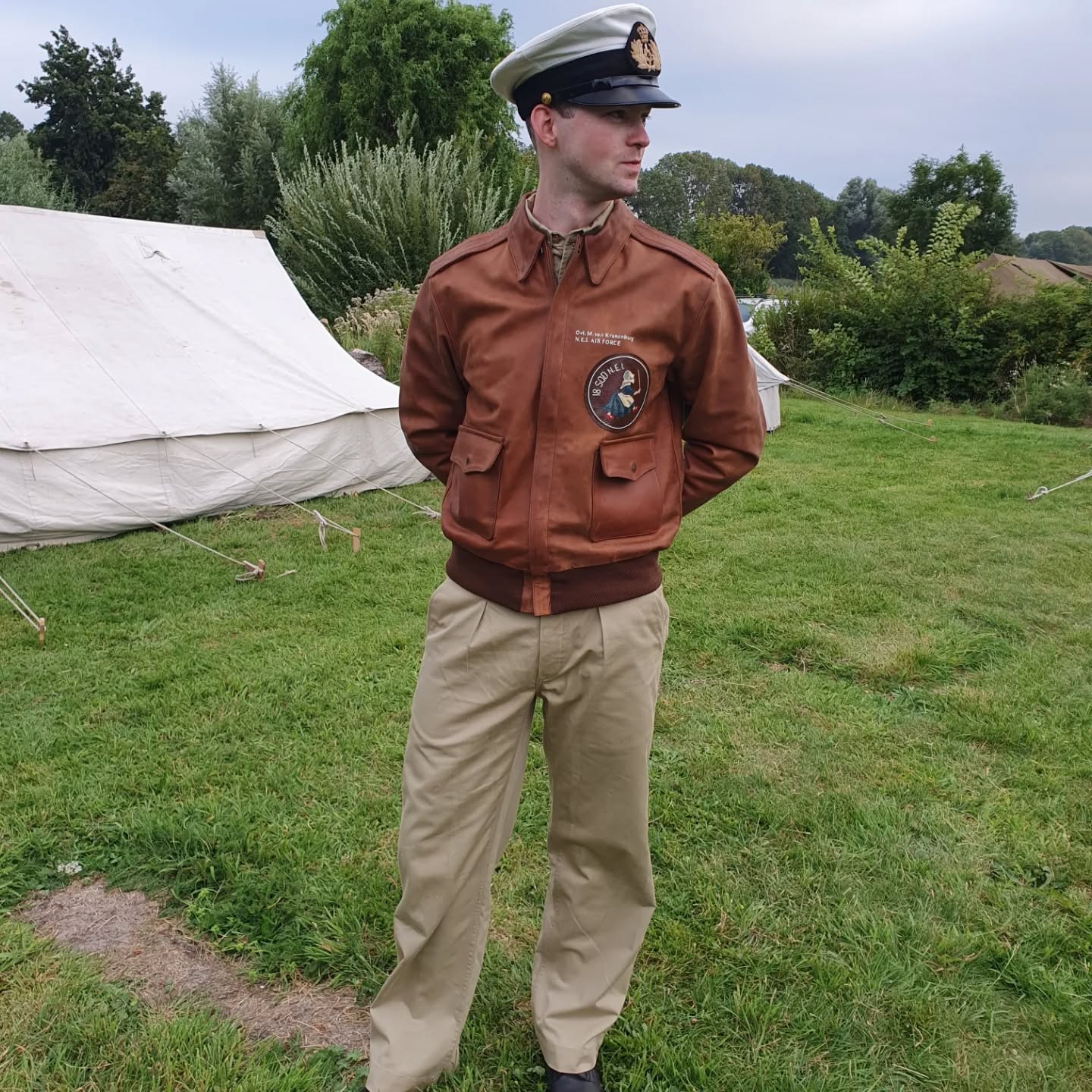 🇳🇱 De uniformering en uitrusting van een officier-vlieger van het 18e Squadron Netherlands East Indies, opereerde vanuit Australië. Deze eenheid maakte gebruik van Nederlandse, Britse, Amerikaanse en Australische uniformen en uitrustingstukken.
🇬🇧 The uniforms and equipment of a pilot officer of the 18th Squadron Netherlands East Indies, operating from Australia. This unit used Dutch, British, American, and Australian uniforms and equipment.
#koninklijkemarine #marineluchtvaartdienst #18thsquadron #Australië #royalnetherlandsnavy #royalnetherlandsmilitaryflyingschool #ww2livinghistory #ww2reenactment