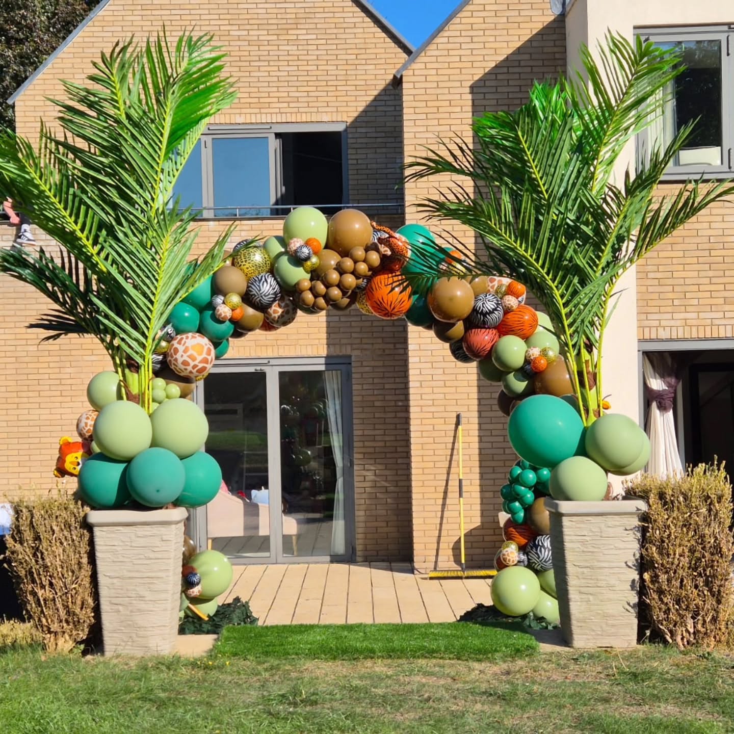 Balloon arch for a safari themed birthday party
We organised everything from the bouncy castle, face painting, safari host and an animal encounter 😍
If you need help planning your event let us know 🫡☺️
#balloonarch #party #safaritheme