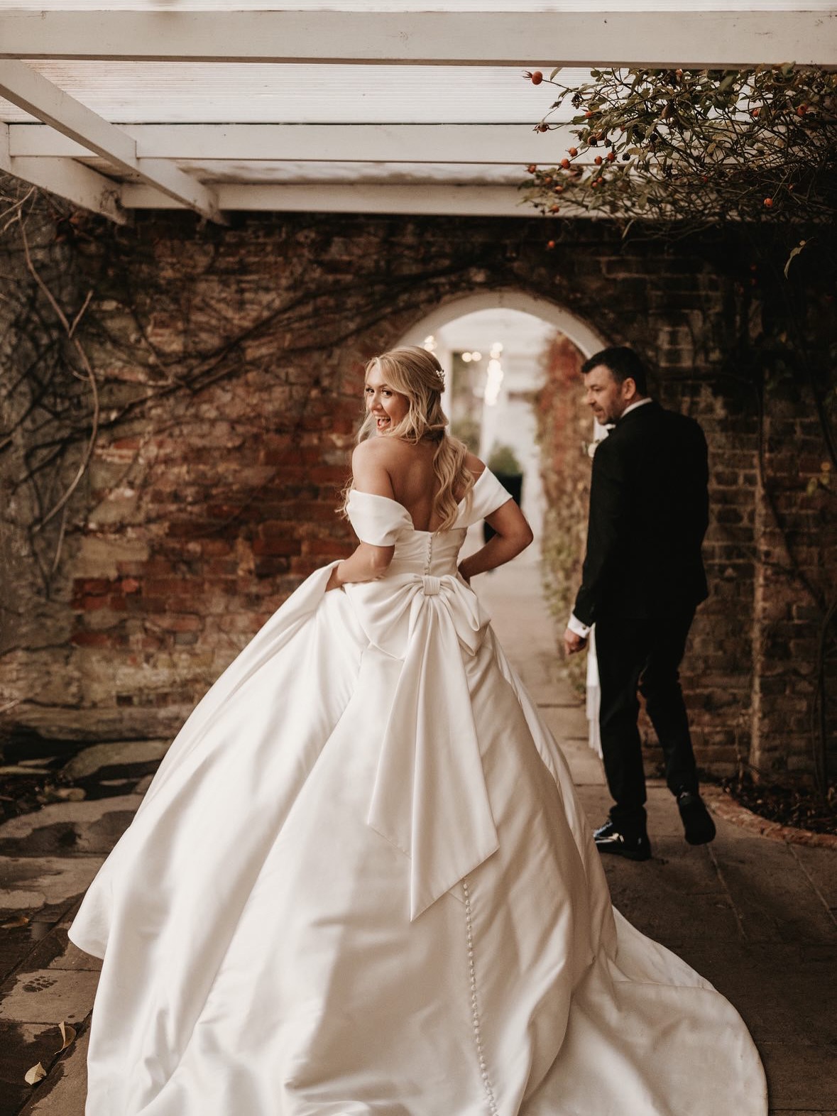 A moment for the dress 🙌🏼🙌🏼🙌🏼 @northbrook.park @jessssiefitzpatrick @justinalexander @garynunnweddingphotography @angellikeflowers
#makeup #hair #wedding #bride #bridal #bridalmakeup #bridalhair #weddingday #weddingmakeup #weddinghair #surrey #surreybride #surreywedding #london#londonwedding #bridesmaidhair #bridesmaidmakeup #bridalinspo #weddingdress #bridalmakeupinspo #bridalhairinspo #bridalhalfup