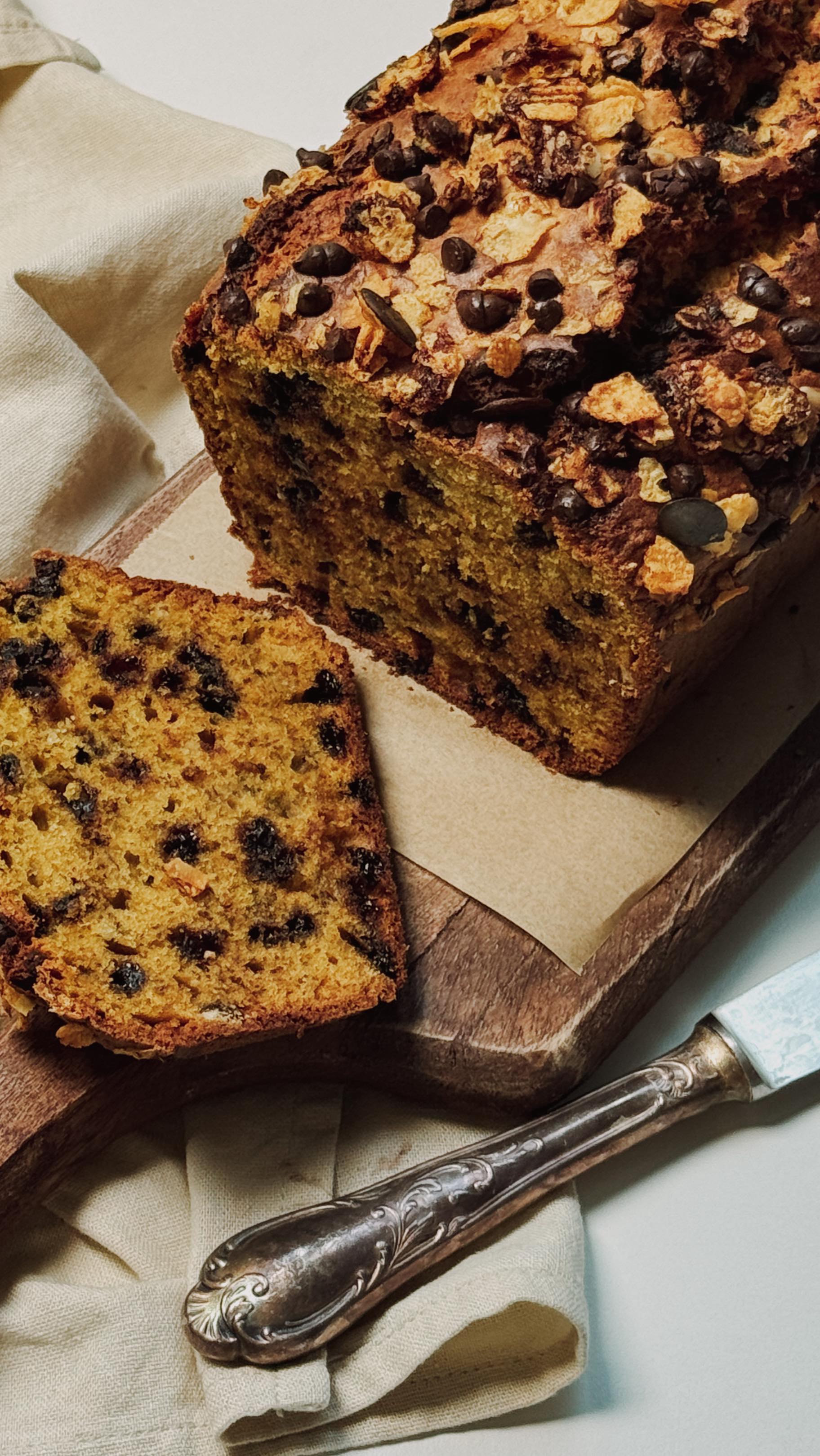 CAKE BANANE–CITROUILLE 🍌🎃
Le combo parfait : un légume de saison, des bananes bien mûres, et le croustillant irrésistible de nos Granolas sans gluten.
Moelleux, gourmand, riche en fibres… bref, le snack d’automne idéal ! ✨
INGRÉDIENTS :
2 bananes
110 g de beurre végétal
150 g de cassonade
2 œufs
240 g de purée de citrouille
1 c. à café d’épices pour tarte à la citrouille
300 g de farine tout usage
1 1/4 c. à café de bicarbonate de soude
1/2 c. à café de levure chimique
1 pincée de sel
Pépites de chocolat
@lesgranolasdejenny
PRÉPARATION :
▶️ Écraser les bananes puis ajouter le beurre fondu, la cassonade et la purée de citrouille. Mélanger.
▶️ Incorporer la farine, le bicarbonate, la levure, le sel et les pépites de chocolat.
▶️ Mélanger jusqu’à homogénéité.
▶️ Verser dans un moule ou sur une plaque recouverte de papier sulfurisé, ajouter pépites et granola.
▶️ Cuire à 165 °C pendant 50 à 60 min, jusqu’à ce que le cake soit doré.
#recettefacile #granola #snackhealthy #bananabread #lesgranolasdejenny