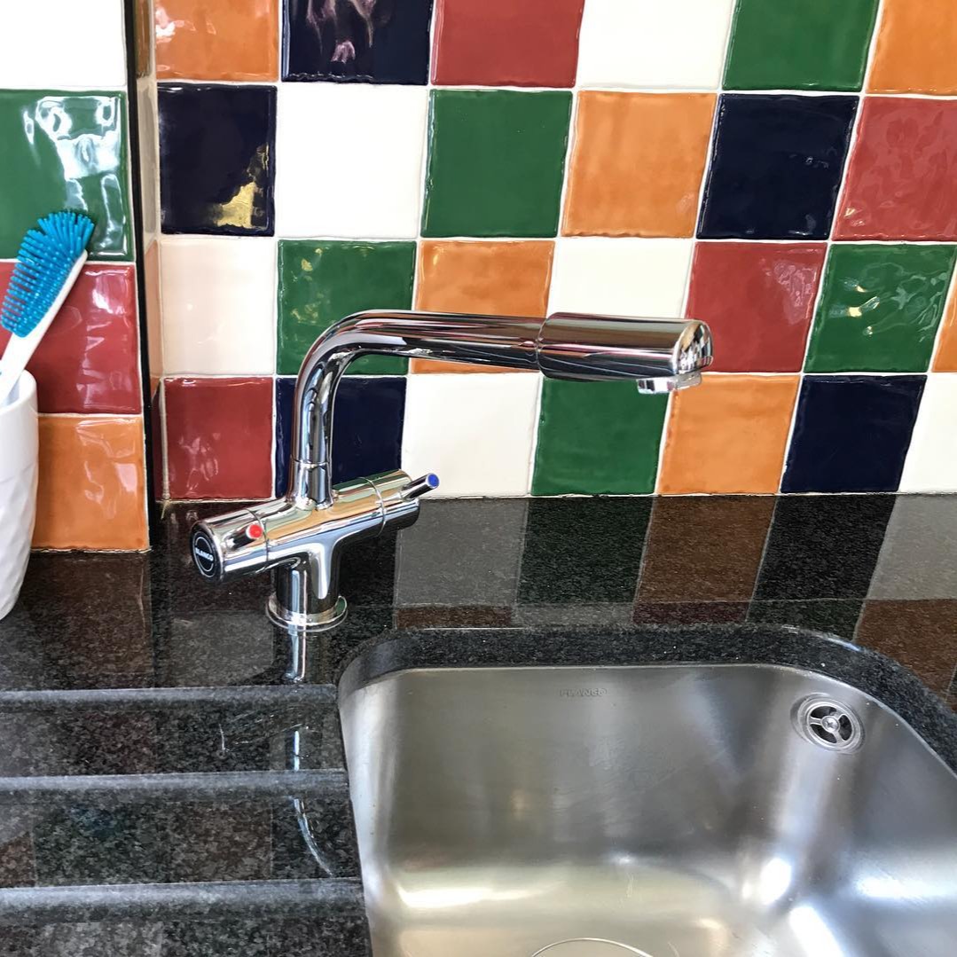 Why I don't charge per job..... Many cleaning companies charge a flat fee for their cleaning services depending on the size of the property. That's great if it works for them, but I prefer to do it on an hourly basis. This is because every house is different. For example, one property could be a huge five bedroom house but be well maintained, spacious, uncluttered and easy to move around in. In contrast, another property could be a small two bedroom flat but be poorly maintained, very cluttered, difficult to move around in and have multiple pets. And yet those two properties could take the same amount of time to clean, and therefore be the same price. I don't want to charge people for work I didn't do just on size alone, and I also don't want to work for free. Size doesn't matter 🧽✨