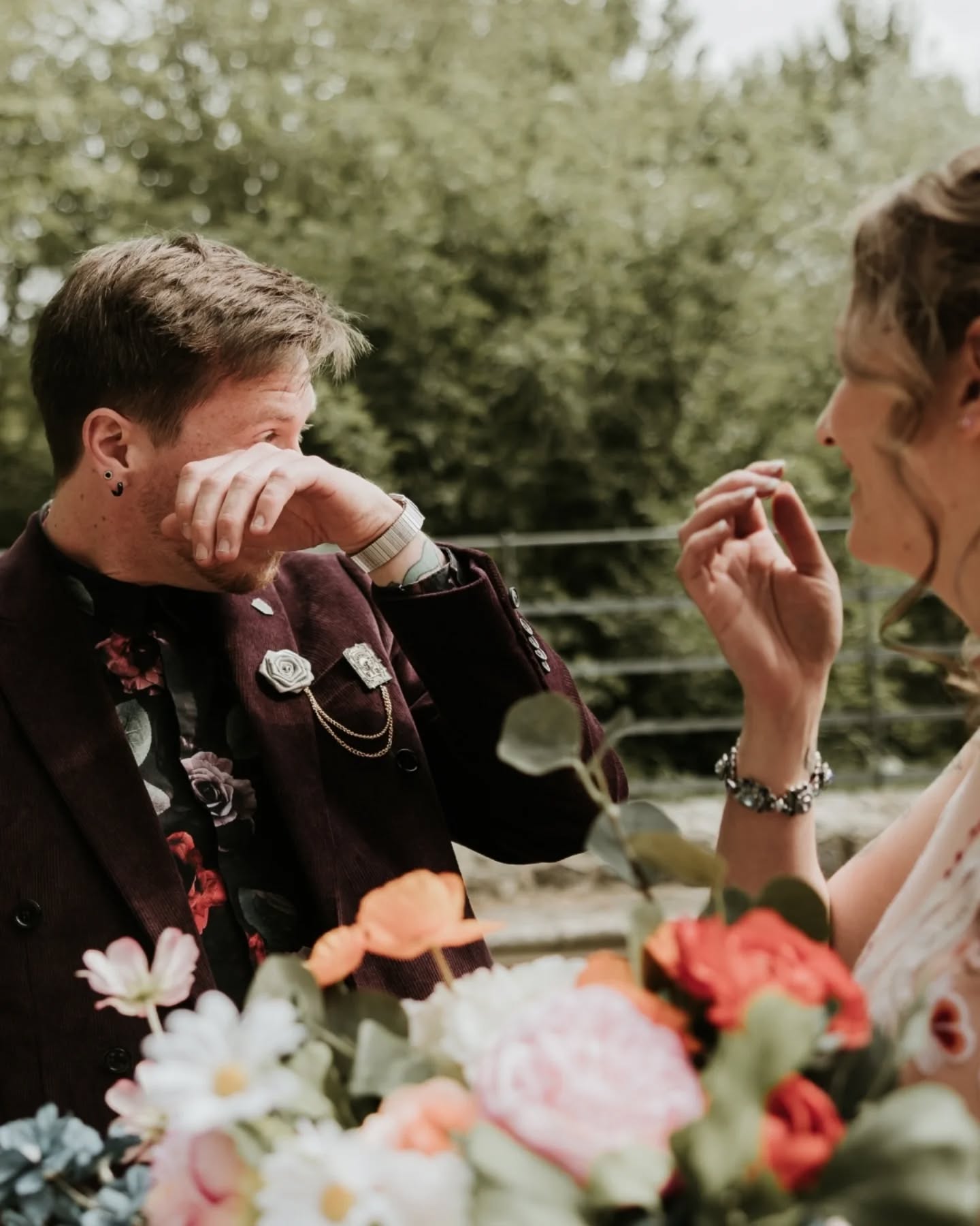 Your sign to do a first look and jump into your couple photos before your ceremony. Harriet & Daniel wanted to optimise their time with their wedding guests after their ceremony so we did their couple photos beforehand, exploring @sheepdroveweddings before guests had even arrived. Of course paired with the most beautiful first look which was a perfect moment for just the two of them.
📸 @laurenmarchantphotography
💒 @sheepdroveweddings