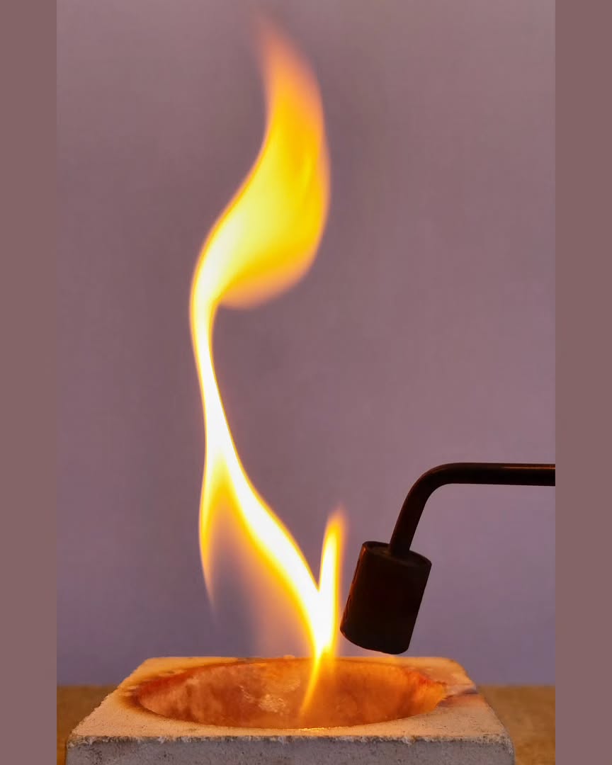 tijd & transformatie
Tijd laat sporen na.
In goud, in handen, in verhalen.
Door te smelten en te herwerken
verdwijnt het verleden niet,
het verandert van vorm.
En precies daarin schuilt de magie.
#goudsmid #erfstuk #duurzaamjuweel #juweelontwerp #goud