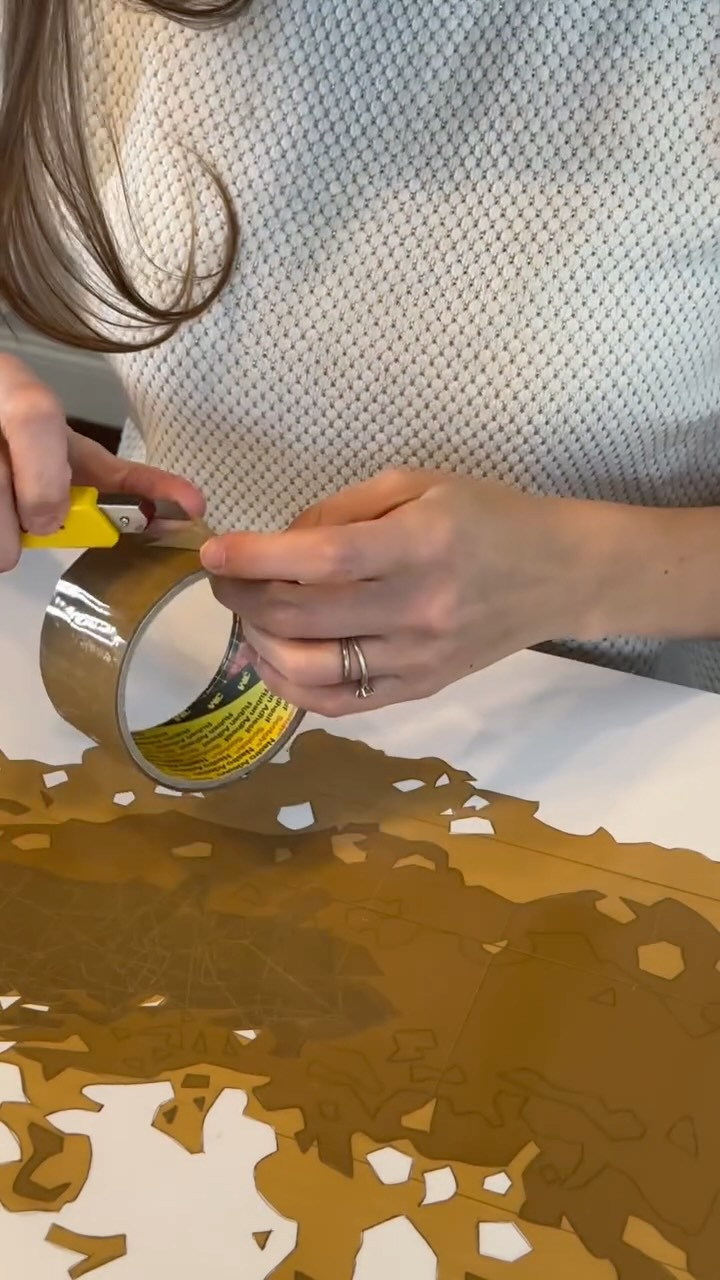 As-tu déjà vu un œil en scotch de déménagement ?
.
.
.
.
.
.
Maintenant oui !
#art #artcontemporain #contemporaryart #tapeart #tape #artist #artisteplasticien #tapeartist #collage #scotch #3M #adhesif#adhesivetape #packingtape #packingtapeart #paulinefillioux #fillioux #rubanadhesif #emballage #havane #sepia #eye #oeil #demenagement #scotchdemenagement