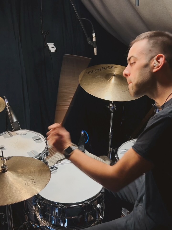 Yeeeeeehaaw 🤠
Full version on YT 🎬
Wee blooper for you here, though
#drumsdrumsdrums #vf15 #drummer #remodrumheads #drummergram #sessiondrummer #londonmusician #londonmusic #drummerinlondon #drum #drums #drumkit #drumset #instadrums #soundsfrommyattic #drumminglife @remopercussion @vicfirthuk @cosmicears @istanbulagop #remoterecording #remotedrumtracks #remotedrumrecording