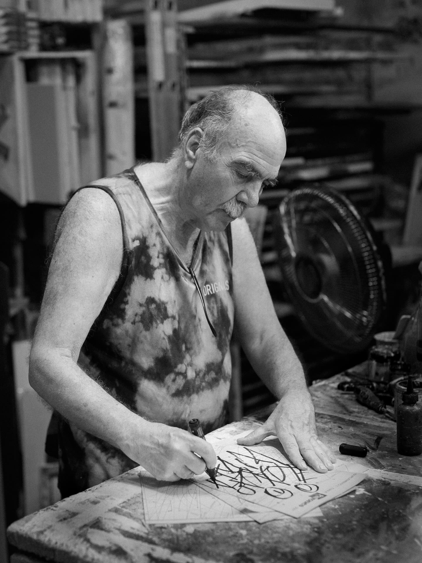 Ultima visita del Mercado de Pulgas: Giannini padre e hijo. Ademas de mostrarnos como trabajan, Giannini te interpela como artista, te invita a ser parte de su creación, comparte su experiencia y te regala un poquito de su talento. Charlamos un rato sobre arte, mitos, el camino del héroe. Sobre el negocio del arte y muchas cosas mas, el taller es también un aula de arte vivo.
@tallergiannini