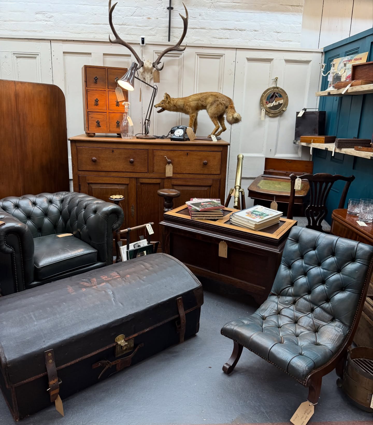 We’re thrilled to introduce you to a new Gentleman’s Club inspired space in The Core. Mark, the other half of @browningsupholstery has curated and filled it with wonderful antique and vintage treasures.
At @theantiquevillagedevon
#gentlemamsfurniture #gentlemansclub #interiors #furniture #clubchair #vintage #antiques #gentleman #classicgentleman #curatedspaces #lighting