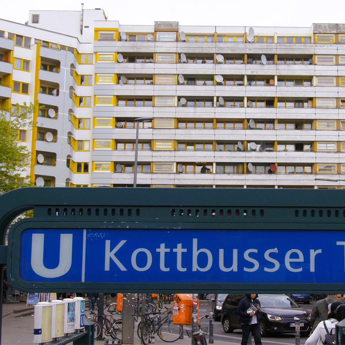 Am 29. März wird im „Teepeeland“ (Berlin-Mitte, an der Köpenicker Straße) die Veranstaltungssaison 2025 eröffnet! Dieses Mal wollen wir die Vielfalt Berlins literarisch und musikalisch feiern:
Seit Jahrhunderten ist Berlin eine Stadt der Migranten und der Geflüchteten – von den Hugenotten über die Juden und „Gastarbeiter“ bis zu den heutigen Flüchtlingen aus der Ukraine. Diese verschiedenen Gemeinschaften haben hier kulturelle Spuren hinterlassen, zu denen zahlreiche literarische Werke und Musik mit Berlin-Bezug gehören. Diese Romane, Gedichte und Songs wurden leider oft nur innerhalb dieser „Communities“ rezipiert, da der Rest der Gesellschaft zumeist kein großes Interesse daran hatte.
Im Rahmen eines Abends im Teepeeland wollen wir diesen Stimmen Gehör verleihen: Texte und Musik aus fast 200 Jahren werden Berlin-Einblicke der ganz eigenen Art vermitteln. Für die weitere Recherche erhalten alle TeilnehmerInnen ein entsprechendes Handout. Kommt mit auf diese kleine „Berlin-Weltreise“!
Die Bar ist während der Veranstaltung geöffnet. Für Teilnehmende, die das Teepeeland noch nicht kennen, besteht die Möglichkeit einer anschließenden Führung durch die Siedlung.