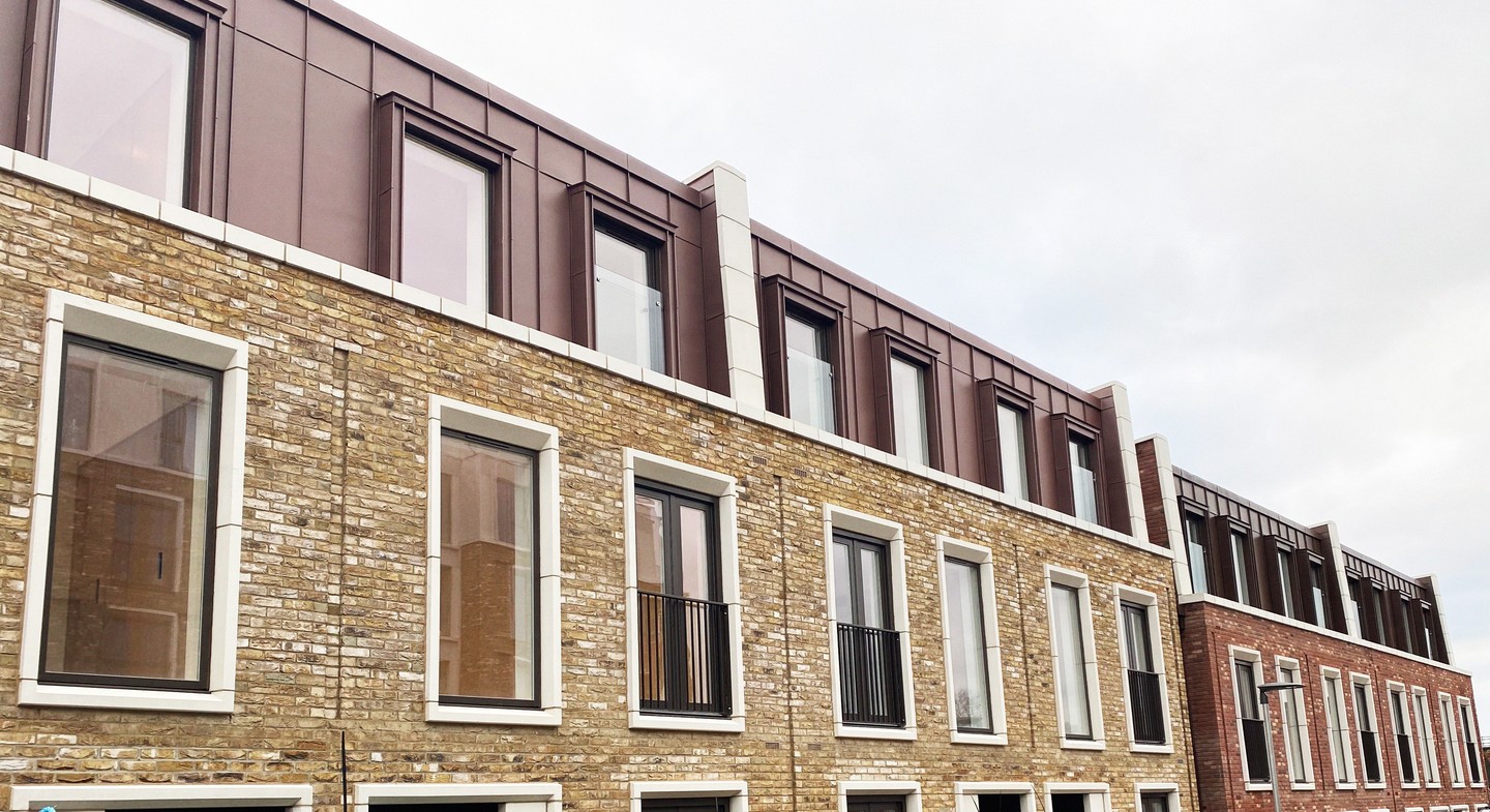 West Green, London.
Here is a look at one of our completed London projects.
Boasting over 1200m2 of standing seam cladding and roofing, this project is made up of VM Zinc Pigmento Red and Brown.
Full design and installation by AMR, including Velux Rooflights and associated substrate.