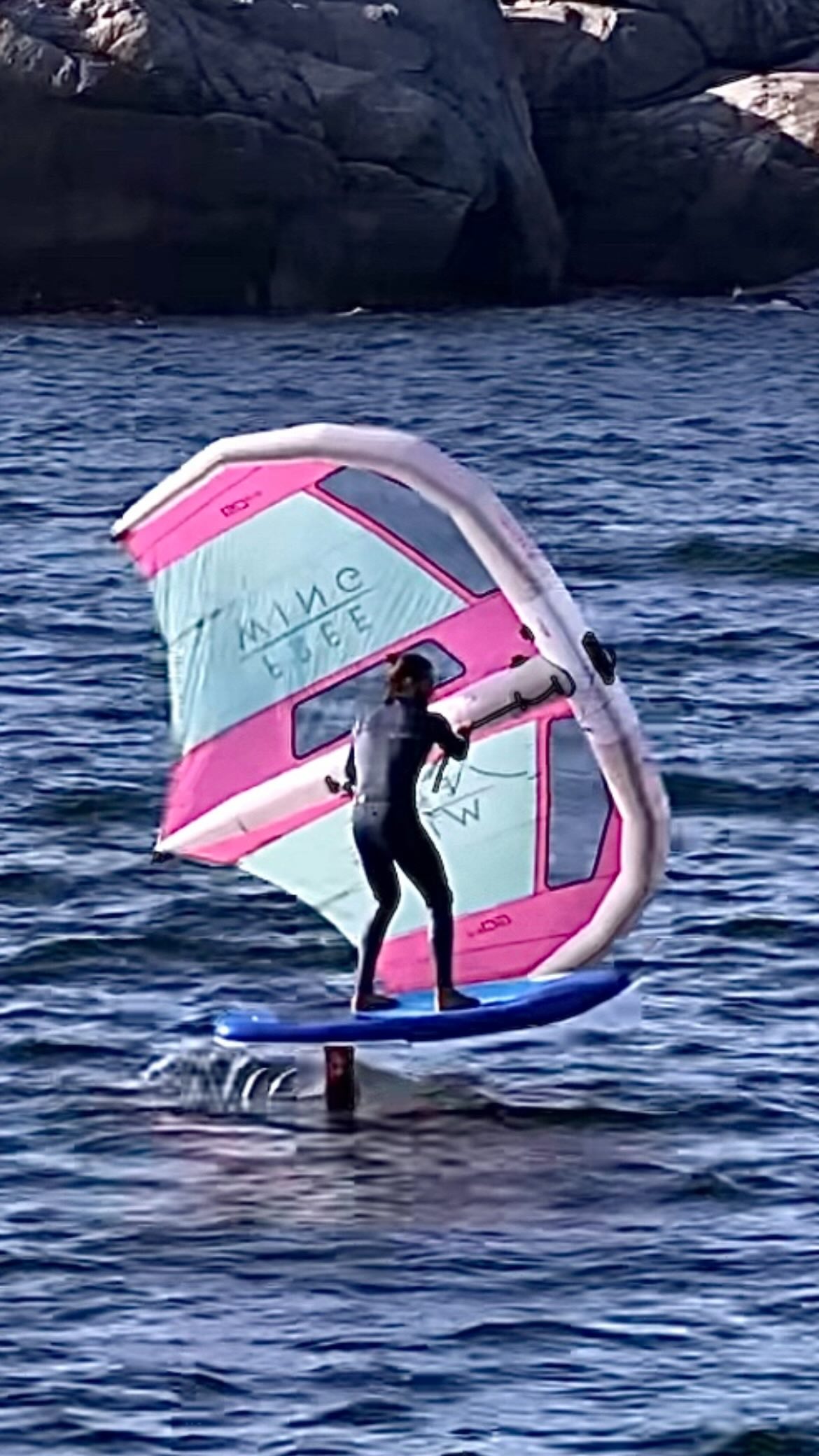 Wingfoil is dancing — with your body, the wind, and the sea.
Säsongens sista WINGFOIL-workshop imorgon kl 12:30!
Fin vind, skönt gäng, vass utrustning och erfarna instruktörer – allt är redo.
Vi rundar av dagen med en härlig avslutningsdryck 🍻
👉 Säkra din plats nu – sms till Adam 0766456023
I samarbete med SurfSpot Sweden
#Vindfoil