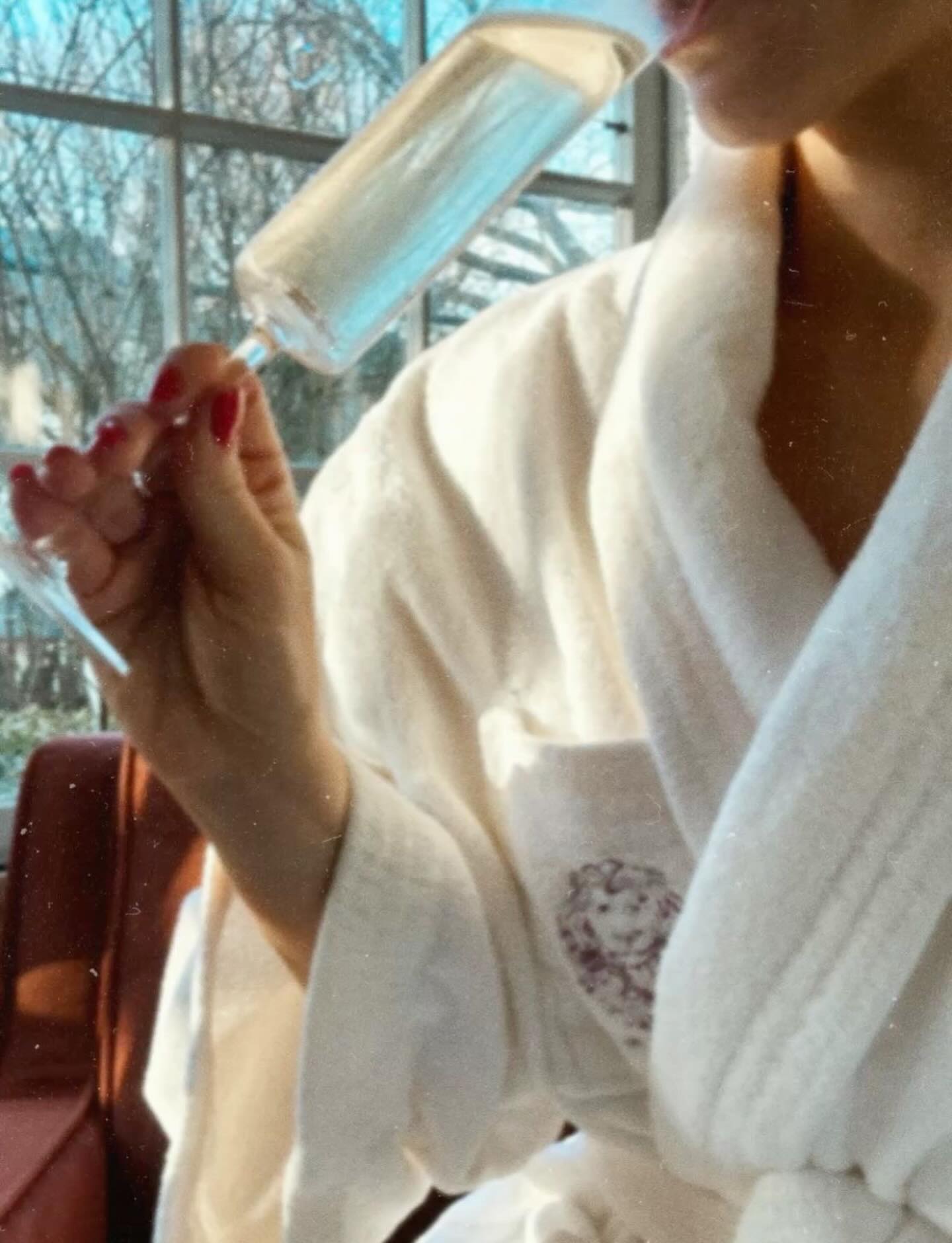 Goede voornemens? ✨🥂🧖♀️
En wil jij 2025 op een onvergetelijke manier afsluiten? Kom dan naar onze gloednieuwe privé wellness en geniet van een exclusieve nieuwjaarbeleving!
Speciaal aanbod voor oudjaarsavond en nieuwjaarsdag:
- 10,- korting op jouw arrangement naar keuze ✨
- Een fles bubbels om het oude jaar sprankelend af te sluiten! 🥂
- Een exclusief borrelplankje 🫐🍋
Ervaar ultieme rust in een privé omgeving en sluit het jaar af in volledige sereniteit! De perfecte manier om 2025 achter je te laten en 2026 ontspannen te beginnen.
Reserveer nu, want vol = vol
PS: Over 2 dagen openen wij eindelijk onze deuren! 💛We kunnen niet wachten om jullie te verwelkomen!
eunoiawellness@outlook.be | 0472 69 16 21
www.eunoiawellness.be