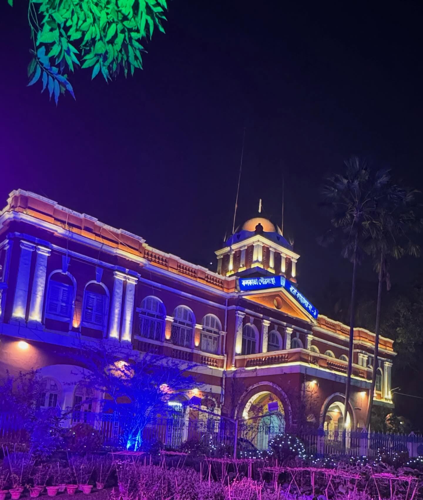 Harr jagmag Kolkata monument ab kehta hai,
Iss noor ke peeche sheher ka dost Mudar rehta hai.
Amazing difference one man can make 👌🏾.