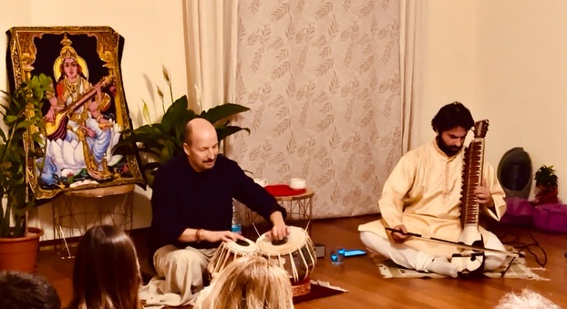 A Sciacca, Bindu Studio, APS impegnata nella divulgazione dello yoga e delle discipline del benessere olistico, sul tema dell’intercultura e dell’arte della musica classica indiana, ha promosso per i soci e gli appassionati fruitori un’esperienza unica.
Gli ospiti hanno apprezzato una raffinata e colta esibizione a cura di due interpreti internazionali in un concerto sui Rāga della musica classica indiana.
@riccardogerbinotabla e @ramashantycappello , i maestri rispettivamente alla tabla ed esraj, seguono precise regole relativamente alle frasi melodiche su particolari strutture musicali.
Ogni brano classico dell’India, è basato su un certo Rāga: l’accompagnamento del canto o l’esecuzione solista viene eseguita improvvisando sulle note della scala del rāga, in accordo alle regole caratteristiche del rāga stesso.
In sintesi parliamo di un intero modello melodico-emotivo capace di guidare la performance musicale, creando un’esperienza spirituale e artistica profonda.
Ringraziando tutti i presenti, Bindu Studio e Bindu Atelier augura buone feste all’insegna dell’arte, dell’intercultura e del benessere !