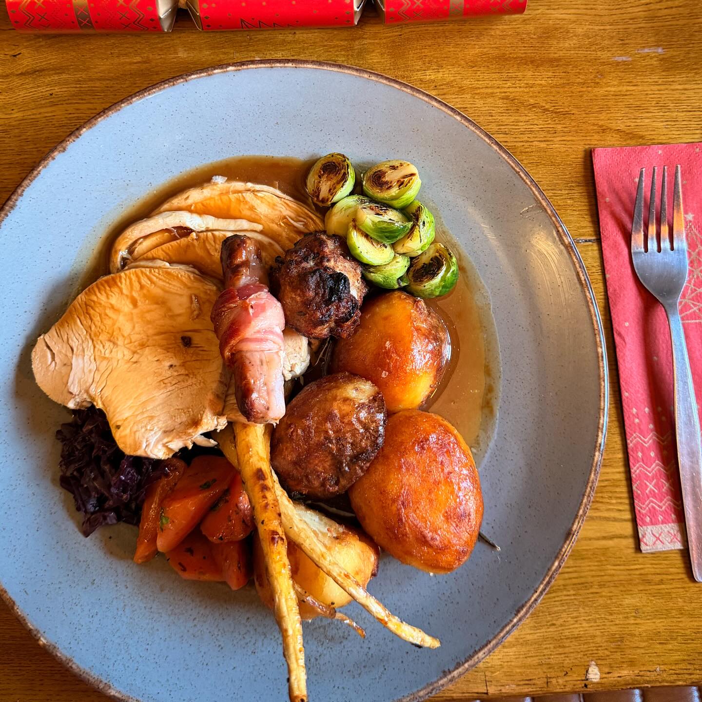 WE LOVE ROASTS ๐
Turkey on the roast options today, along with beef and some lovely pork from local farmer Lloyd!
ALSO a new side of Yorkshireโs stuffed with lamb ragu and smothered in Parmesan. ๐ฎโ๐จ๐๐ป