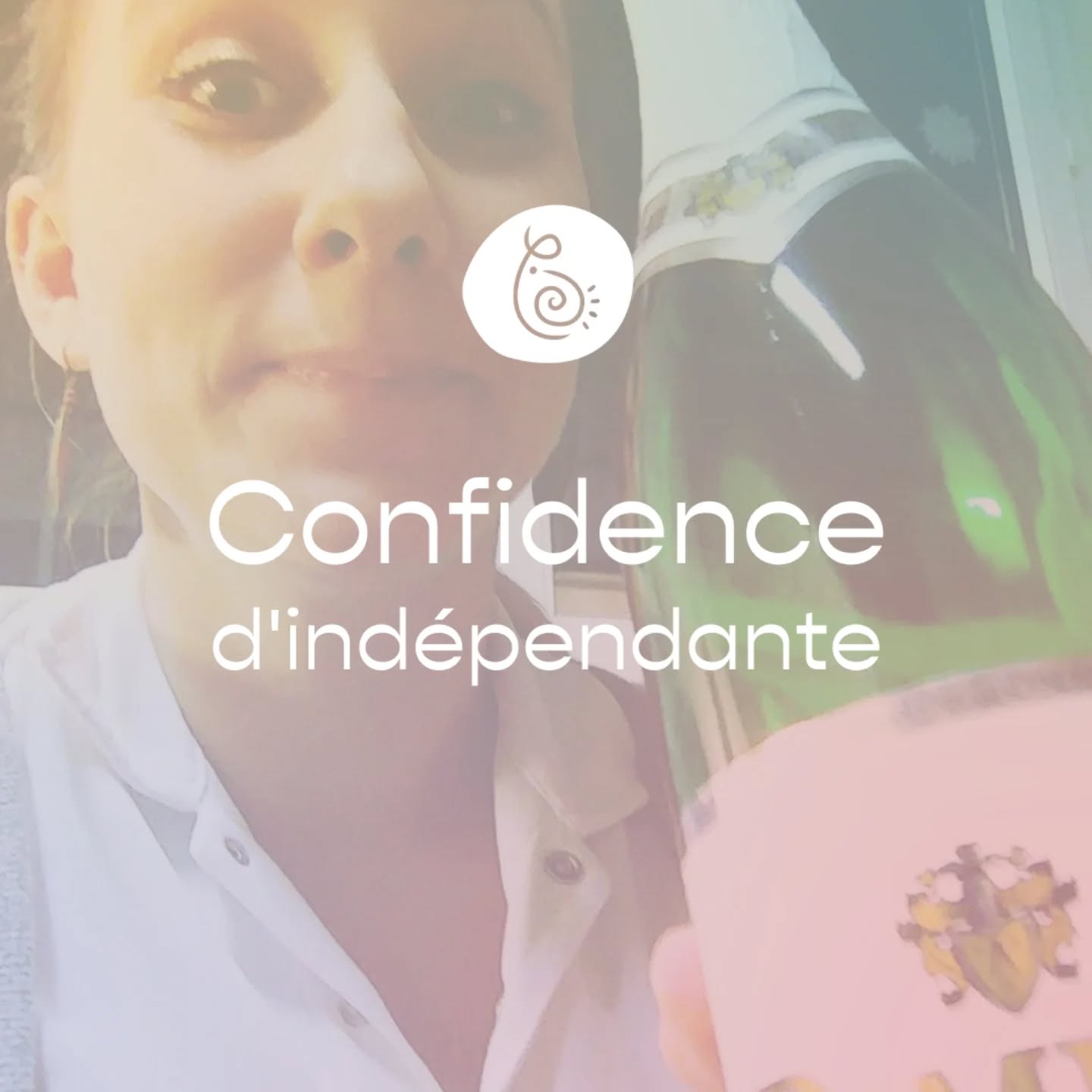 En décidant de raccrocher ma blouse d'hôpital, j'avais imaginé une vie plus facile.
Plus douce.
Une vie où j'allais être maîtresse de mon temps.
Une vie sans contraintes horaires,
sans vacances imposées,
sans prises de tête.
J’ai vite déchanté.
Être sage-femme indépendante,
c’est dépendre à 100% de l’imprévisible de la périnatalité.
Grossesses à risque.
Naissances prématurées.
Termes dépassés.
Suivis classiques ou complexes.
Dépressions postnatales.
Allaitements compliqués.
Rien, absolument rien, n’est confortable.
Un agenda qui peut basculer en quelques minutes.
Un jour de repos qui se remplit d’inquiétudes ou d’une consultation imprévue.
Un appel pour collaborer avec un psy, une physio, une infirmière de petite enfance, une gynéco, un pédiatre.
Et la paperasse qui résonne en constante musique de fond..
Jamais — sauf en quittant le pays — je ne décroche vraiment de mon rôle de sage-femme.
Parce qu’une indépendante n’a pas de casier où déposer sa blouse en fin de journée.
Je pensais naïvement savoir respecter mes limites. Mais mon cœur débordant n’arrive pas à lâcher, même en « congé ».
Et puis j'ai sous-estimé le sentiment désarmant de solitude que l'on ressent en tant qu'indépendante.
Celui dont on ne parle pas assez.
Pas de collègue derrière la porte avec qui débriefer.
Pas de pause café pour souffler et se soutenir.
Sans parler du fossé entre indépendantes et hospitalières.
Comme si nous n’étions pas de la même famille vu que nous agissons sur des terrains différents.
Est-ce que je regrette d’avoir quitté l’hôpital ?
Non.
J’aime le lien que je crée avec les familles.
Cette liberté et la souplesse dans mes suivis.
Et j'aime exercer mon métier avec passion, même s'il déborde sur mon temps de repos.
Mais je dois admettre qu'en laissant mon badge et mon casier, j’avais idéalisé l’aventure.
Comme faire un saut dans le vide mais sans parachute.
Heureusement,
il y a quelques buissons pour amortir la chute.
À toi, collègue, s'il te vient l'envie de faire le grand saut.
N'oublie pas ton parachute.
Sinon, je te prête mes buissons 💜
#viedesagefemme #libéraleouhospitalière #sagefemmeensuisse #confidence #mooddujour