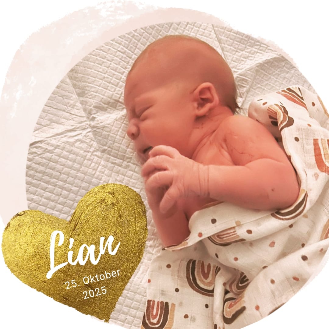 Willkommen, kleiner Lian! ✨
Der kleine Lian hatte es in der Nacht vom 25. Oktober besonders eilig, sodass er zu Hause vor der eigenen Haustür auf die Welt kam.
Seine Mama hat tapfer jede Wehe veratmet und als es soweit war, dass sie ins Geburtshaus fahren wollte, hatte Lian andere Pläne.
Trotz der Überraschung ging es allen gut und die Familie konnte dann im eigenen Bett ankommen und kuscheln.
Die Eltern waren dennoch froh, dass wir uns auf den Weg zu Ihnen gemacht haben🙂
#hausgeburt #überraschung #geburtshauswunderwerk #hebammen #ersteskind #63 #oktoberbaby