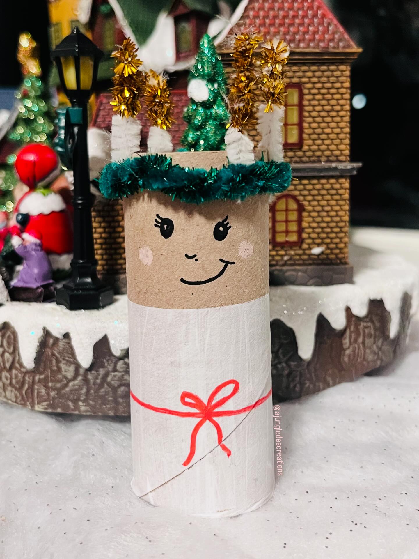 🇬🇧DIY – Saint Lucy’s day✨
In the long, dark nights of the Swedish winter, Santa Lucia brings her light.
Every year on December 13, Sweden shines with songs, processions, and of course, delicious saffron buns — the lussekatter.
Here’s a simple and fun creative activity to celebrate Saint Lucia with the kids!
Materials:
- Tp roll
- Gesso by @decopatch_officiel * (or white paint)
- Posca markers: fine (black) and medium (red)
- Pipe cleaners: 1 white, 1 gold, and 2 green
- Soft oil pastel (light pink)
- Scissors
- Masking tape
*free product -unpaid collab.
Step-by-step:
1. Stick a 3 cm strip of masking tape around the top of the tp roll.
2. Paint the rest of the roll white.
3. While it dries, prepare the candles: wrap a bit of gold pipe cleaner around one end of the white one, cut to make a small candle, and repeat as many times as you like.
4. Twist the two green pipe cleaner together into a circle to form a wreath the same size as the roll.
5. Remove the masking tape.
6. Place the wreath on top of the roll and slide the candles between the wreath and the roll.
7. Draw the face with the black Posca (eyes, nose, mouth) and add rosy cheeks with the pink pastel.
8. Finish by drawing a red belt on the white dress with the red Posca.
—
🇫🇷 DIY – Sainte Lucie✨
Dans les longues nuits de l’hiver suédois, Sainte Lucie vient apporter un peu de lumière.
Chaque 13 décembre, la Suède s’illumine de processions, de chants et, bien sûr, des fameuses brioches au safran — les lussekatter.
Je te propose ici une activité créative toute simple à réaliser avec les enfants pour célébrer Sainte Lucie
🕯️Matériel et réalisation:
Voir ci dessus en anglais ou sur mon site web (lien en bio) pour toutes les étapes en français.
—
Festive Crafts | Kids Crafts | Recycled Crafts | Christmas Crafts | Santa Lucia | DIY Christmas | Winter |Activités Manuelles pour Enfants | Noël | Hiver | Vinter | Jul Pyssel | Pyssla med Små Barn | Lucia Dag