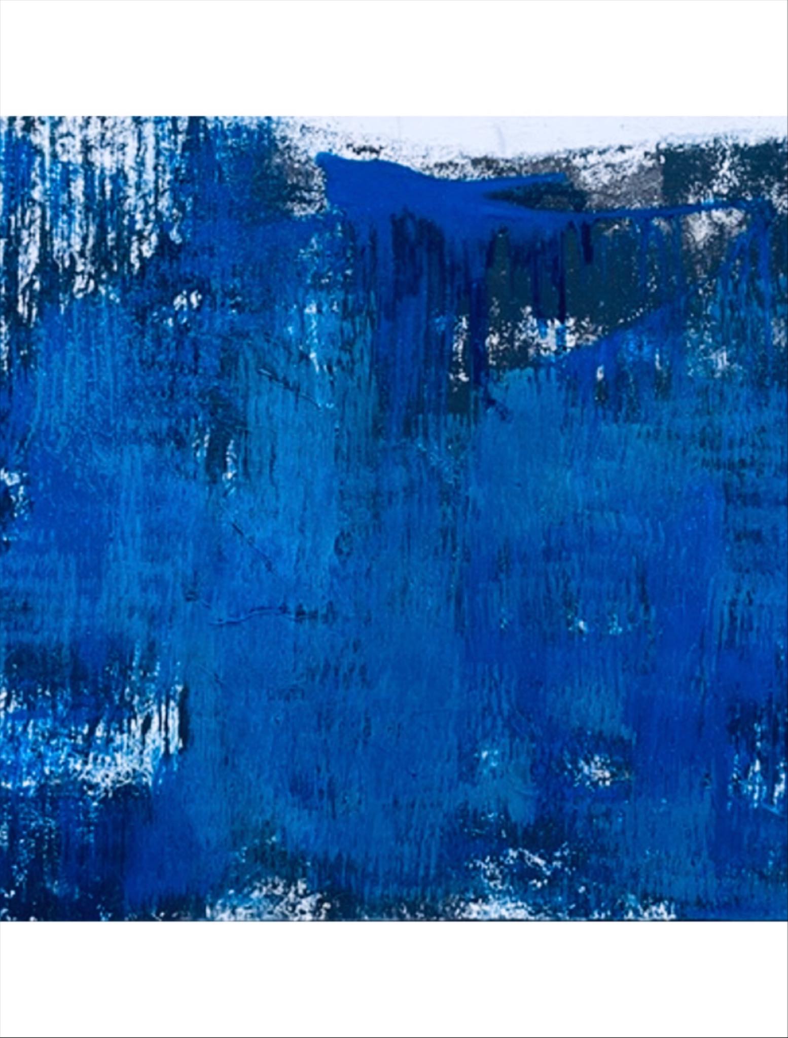 Crépuscule capture ce moment où la lumière hésite avant de disparaître totalement. Les touches de blanc rythment la composition et donnent ce dernier éclat avant que l’obscurité ne prenne toute la place. Elles créent une respiration dans la matière, un équilibre fragile mais nécessaire. Sans elles, la nuit serait totale, alors qu’ici, il reste encore une lueur, un écho de lumière qui persiste. C’est ce qui rend le tableau vivant, en mouvement, comme si l’instant pouvait encore basculer.”