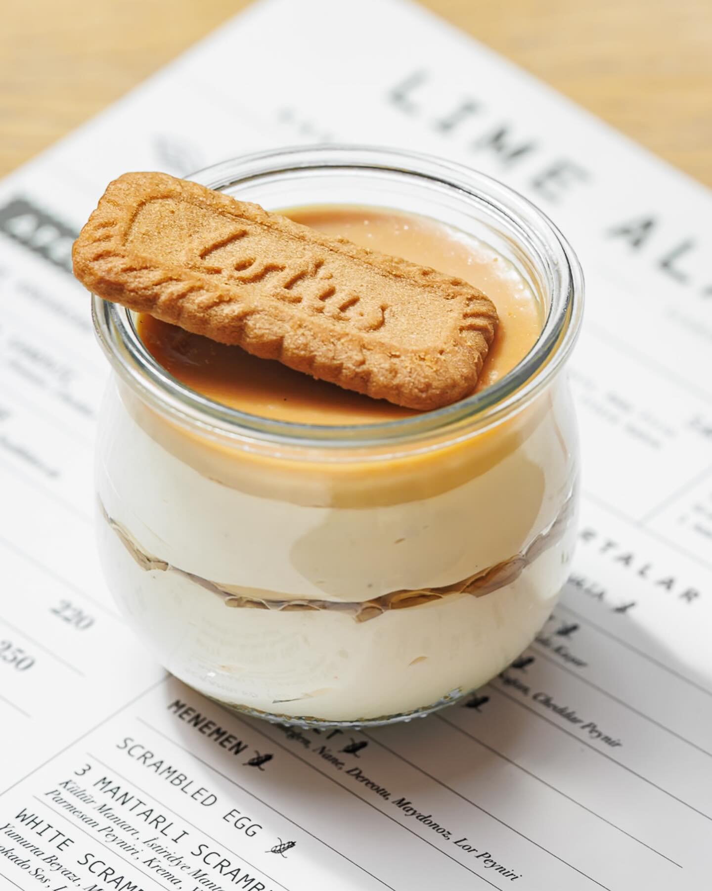 Lotus Trifle; bisküvi, kreması ve eşsiz Lotus lezzetiyle her kaşığı bir keyif yolculuğu... Kendinizi şımartın, tatlı molalarınızı artık unutulmaz olsun 🌟